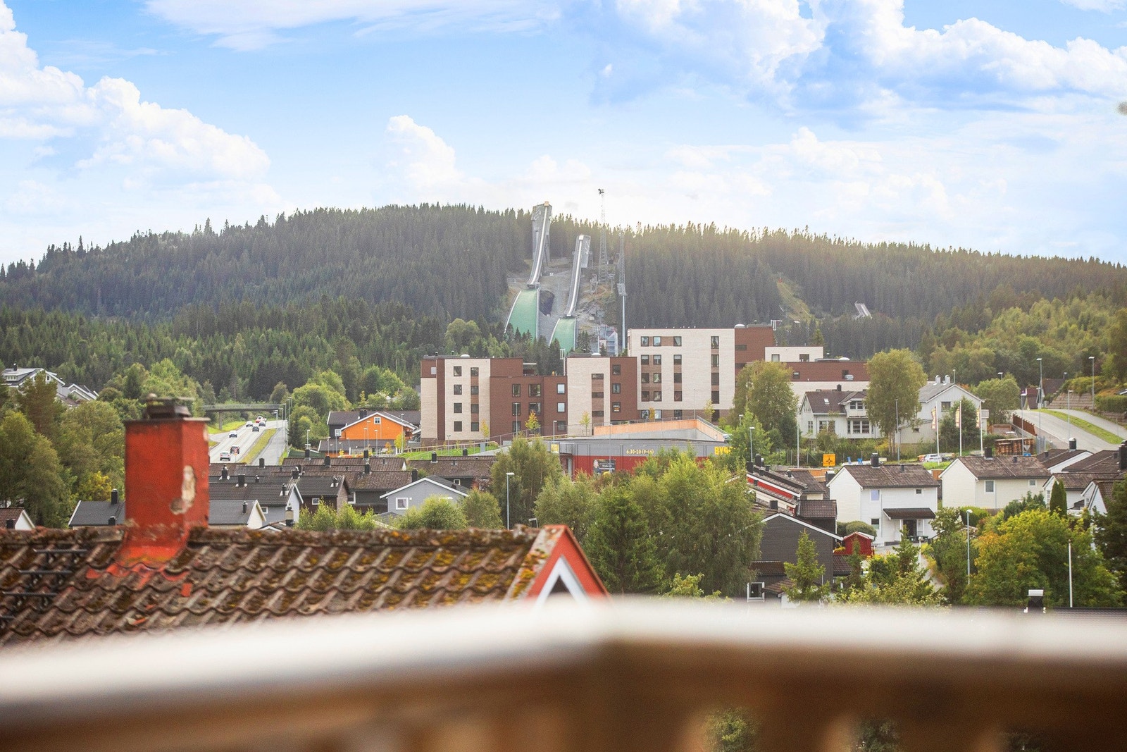 Utsikt mot hoppbakkene i Granåsen. Galleribilde