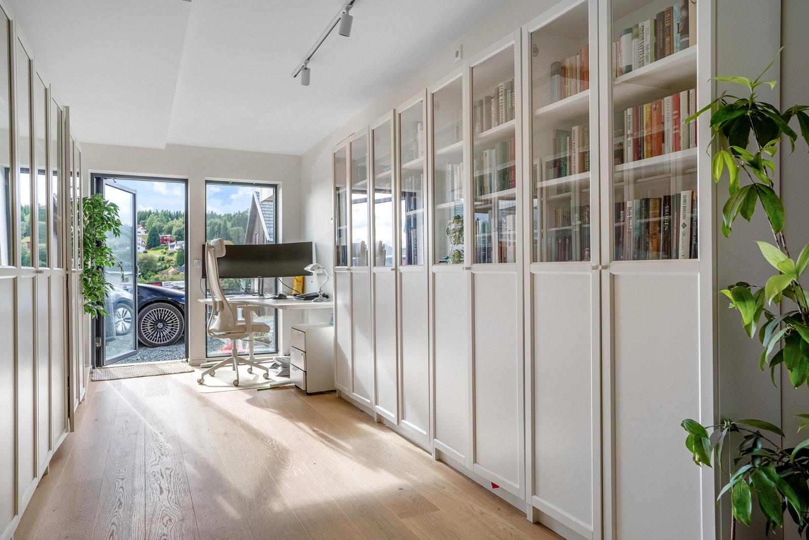 Stue som i dag er innredet som kontor med egen inngang. Det er lagt klart for kjøkken i rommet. Galleribilde