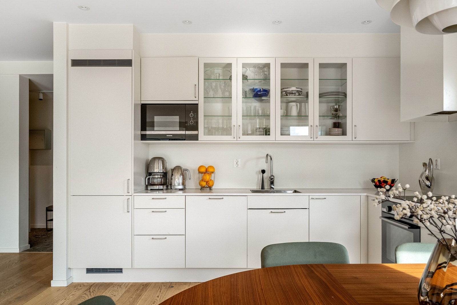 Pent og praktisk kvalitetskjøkken fra Sigdal med integrerte hvitevarer. Galleribilde