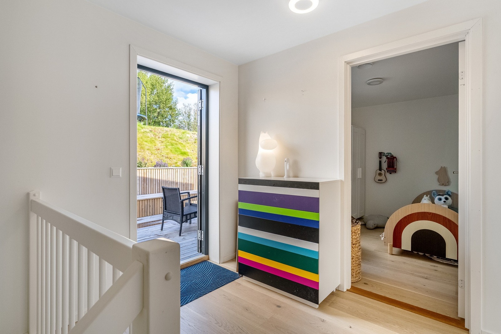 Fra gangen er det utgang til markterrasse på 22 kvm. og hage på oversiden av huset. Galleribilde