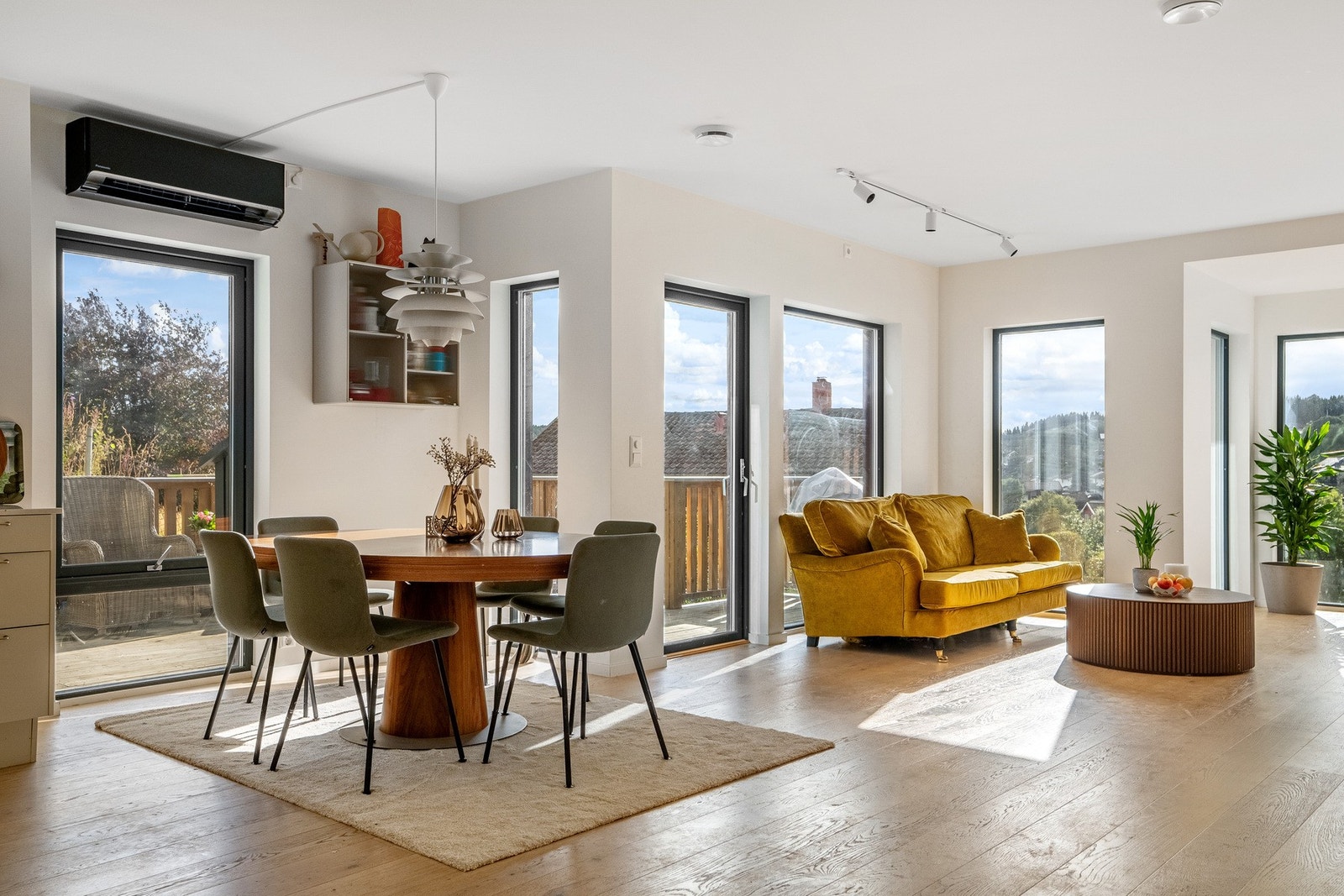 Åpen stue- kjøkkenløsning op hele 54 kvm. med god plass til spisestue. Utgang til veranda. Galleribilde