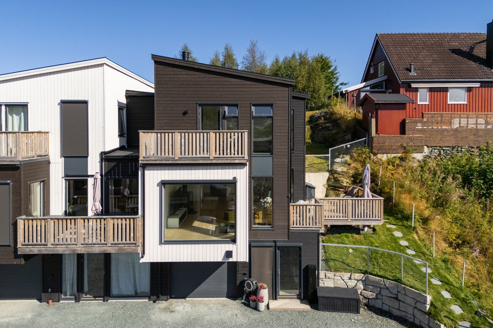 Endebeliggenhet med ekstra god uteplass. Flere solrike terrasser og hage. Utvendig markise på det største vinduet. Galleribilde