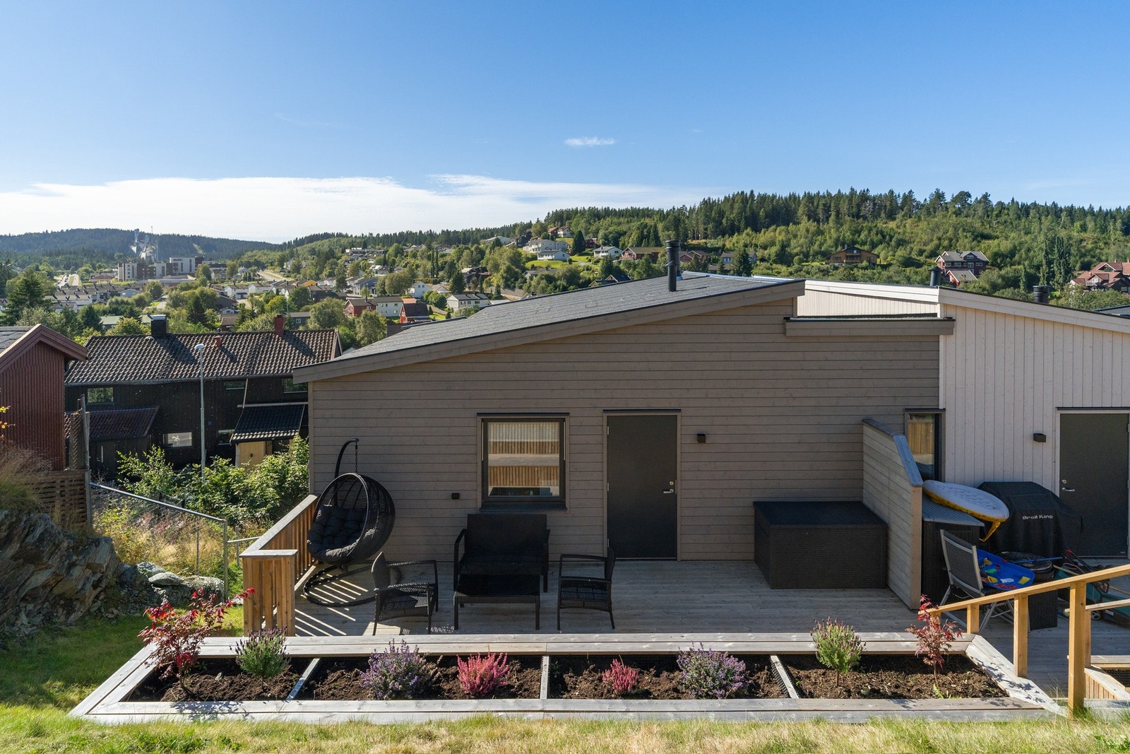 Skjermet og solrik uteplass på oversiden av huset. Galleribilde