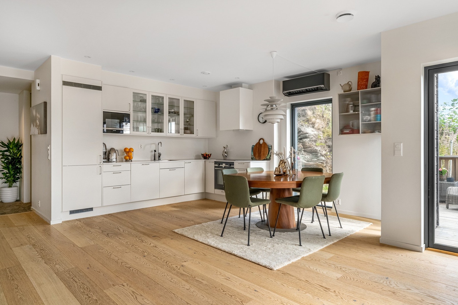 Kjøkkenet ligger tilbaketrukket fra stuen. Downlights i taket på kjøkken. Galleribilde