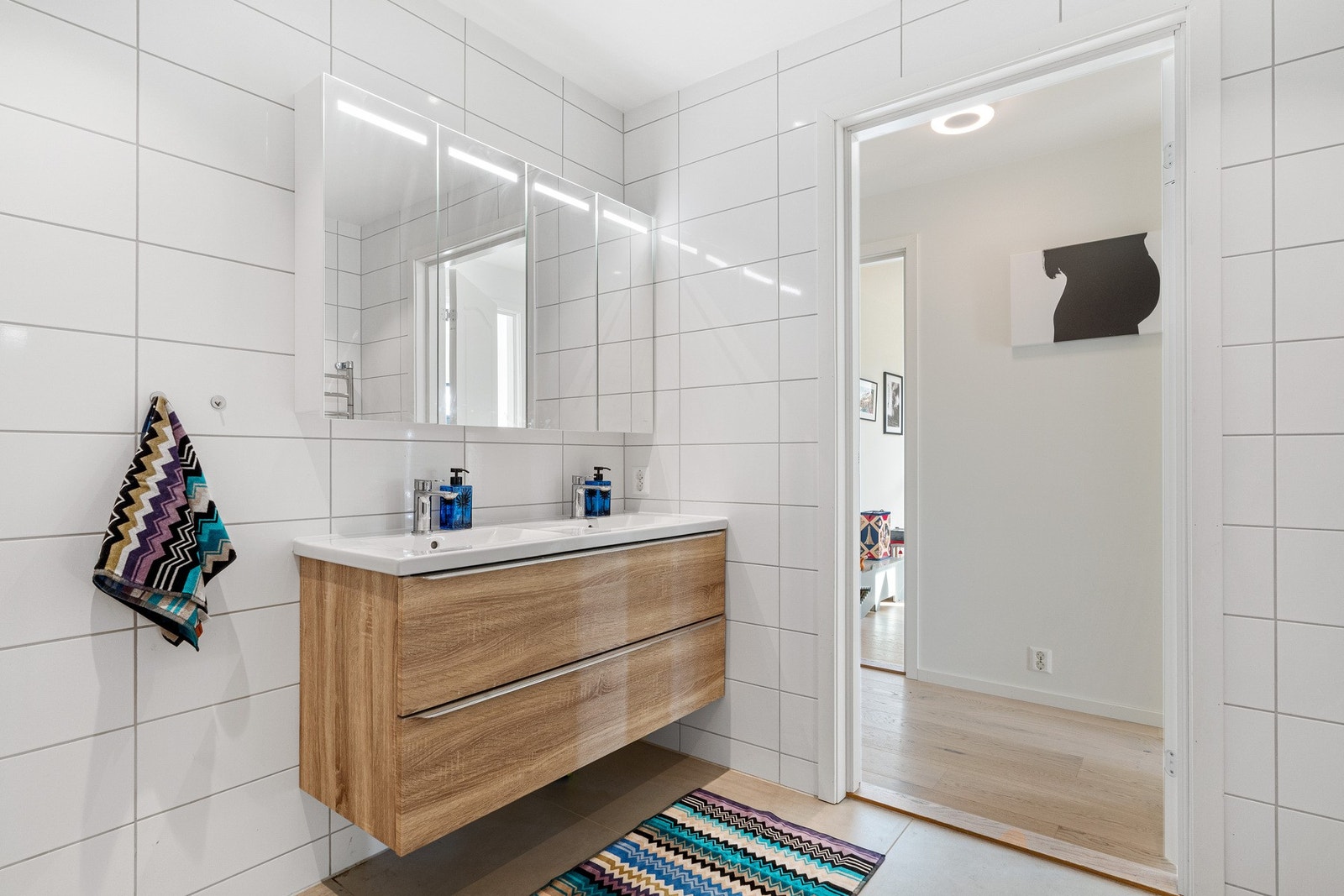 Dobbelt servant og gode oppbevaringsmuligheter. Badet ligger i umiddelbar nærhet til alle soverommene. Galleribilde