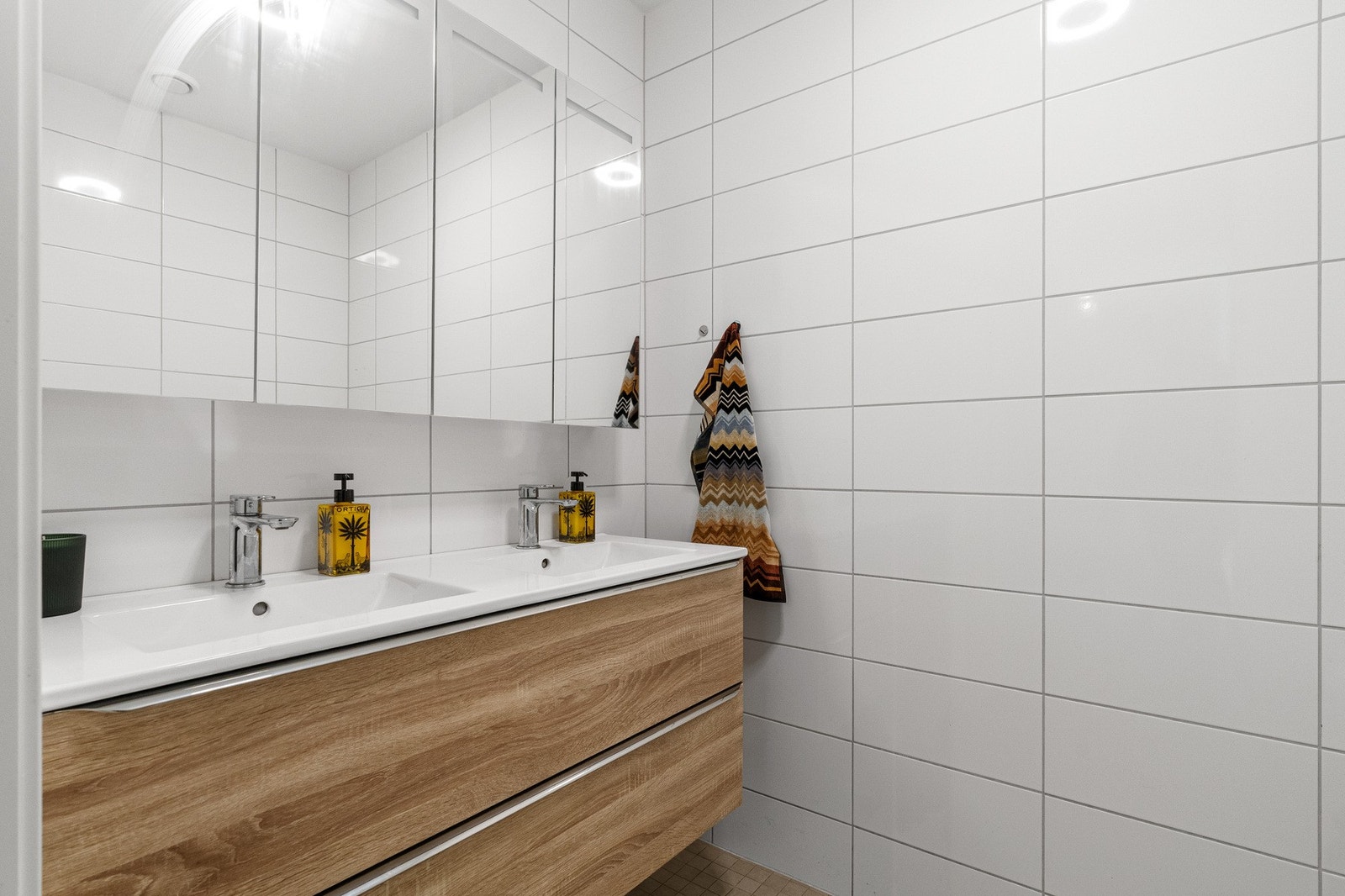 Praktisk toalett med dobbel servant, speil og toalett. Galleribilde