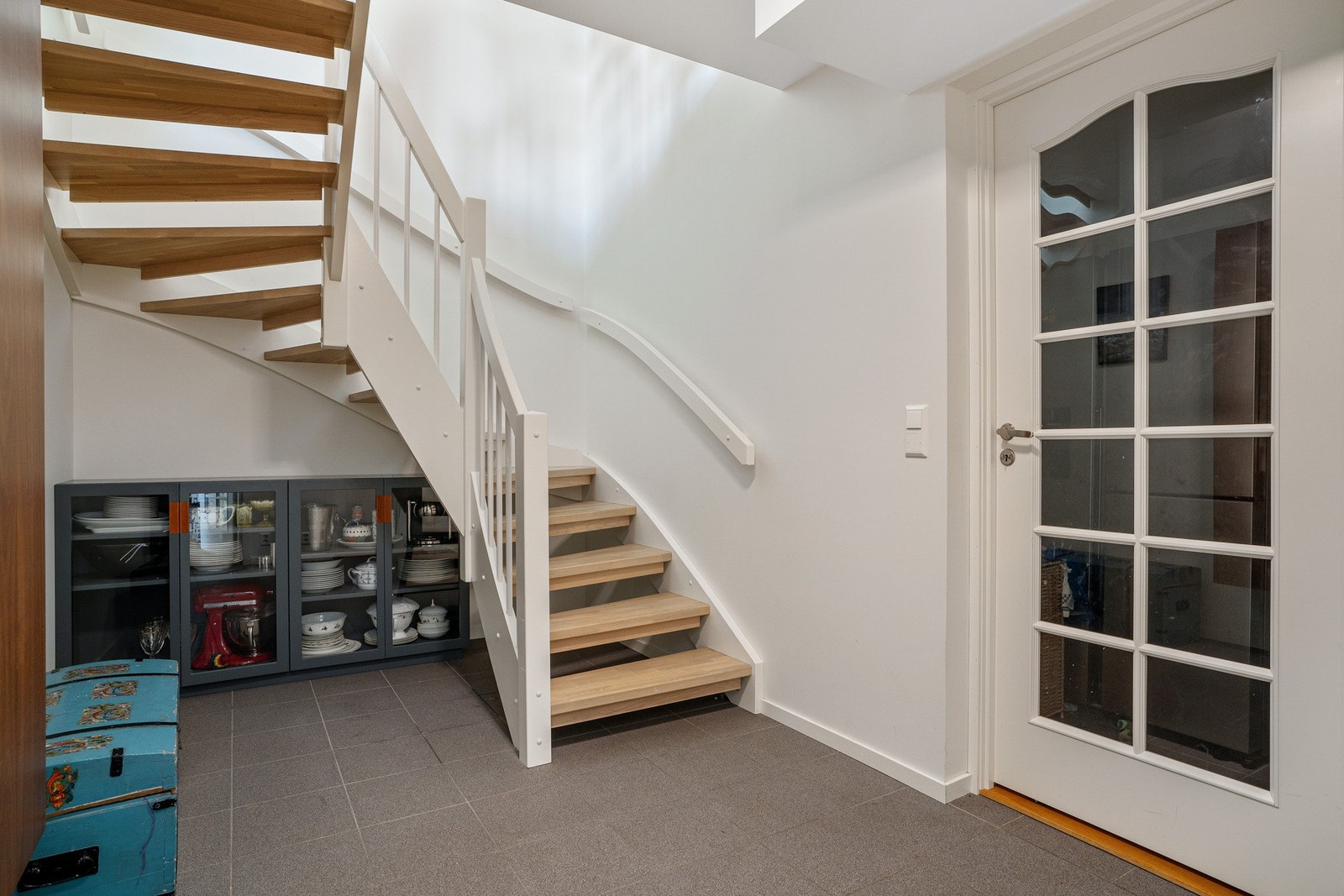 Fleksible bruksmuligheter i 1.etg. med kjellerstue (som kan være hybel) bad og vaskerom. Galleribilde