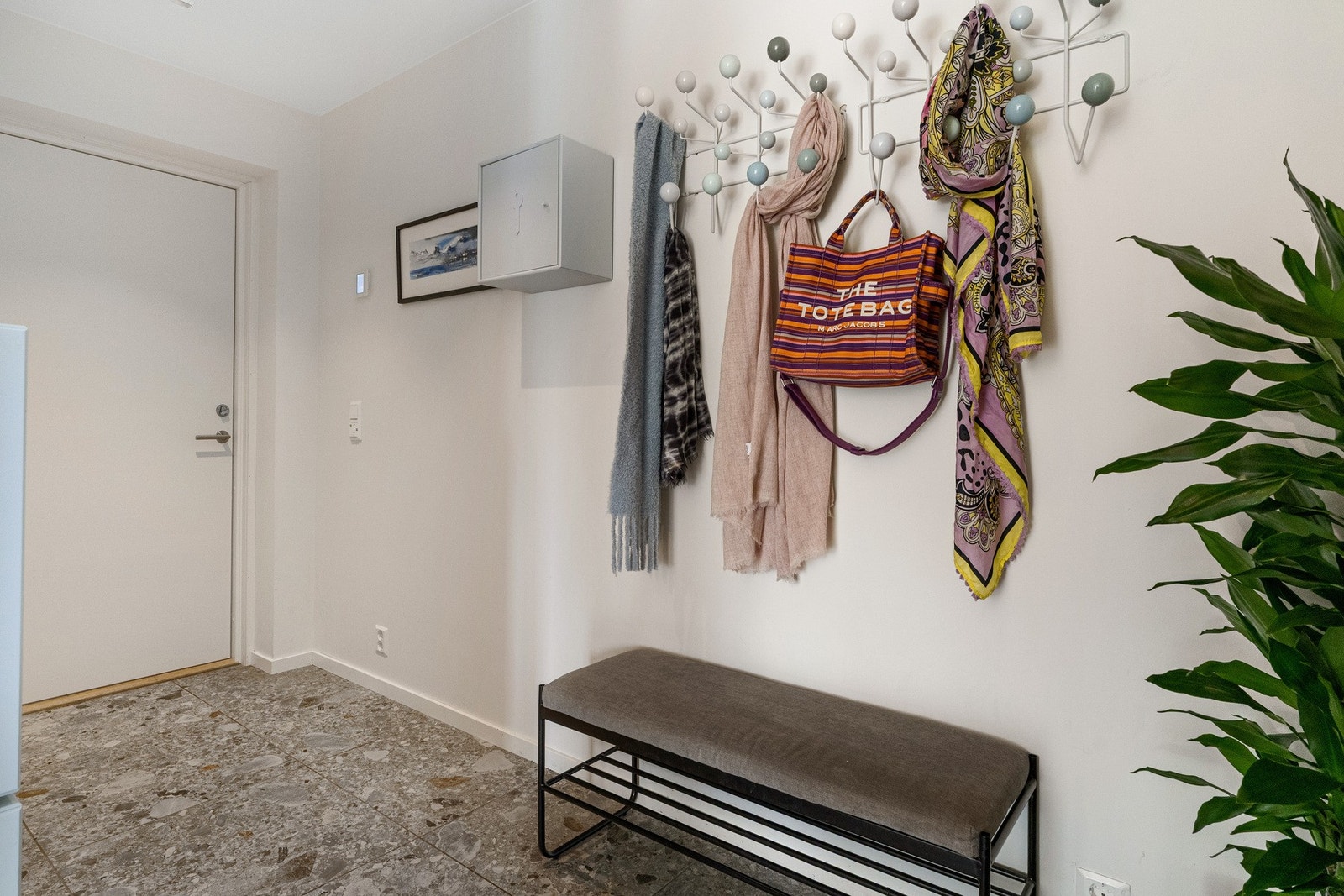 Romslig gang/entré med gode oppbevaringsmuligheter for yttertøy og sko. Tøffe fliser med varme i gulvet. Galleribilde