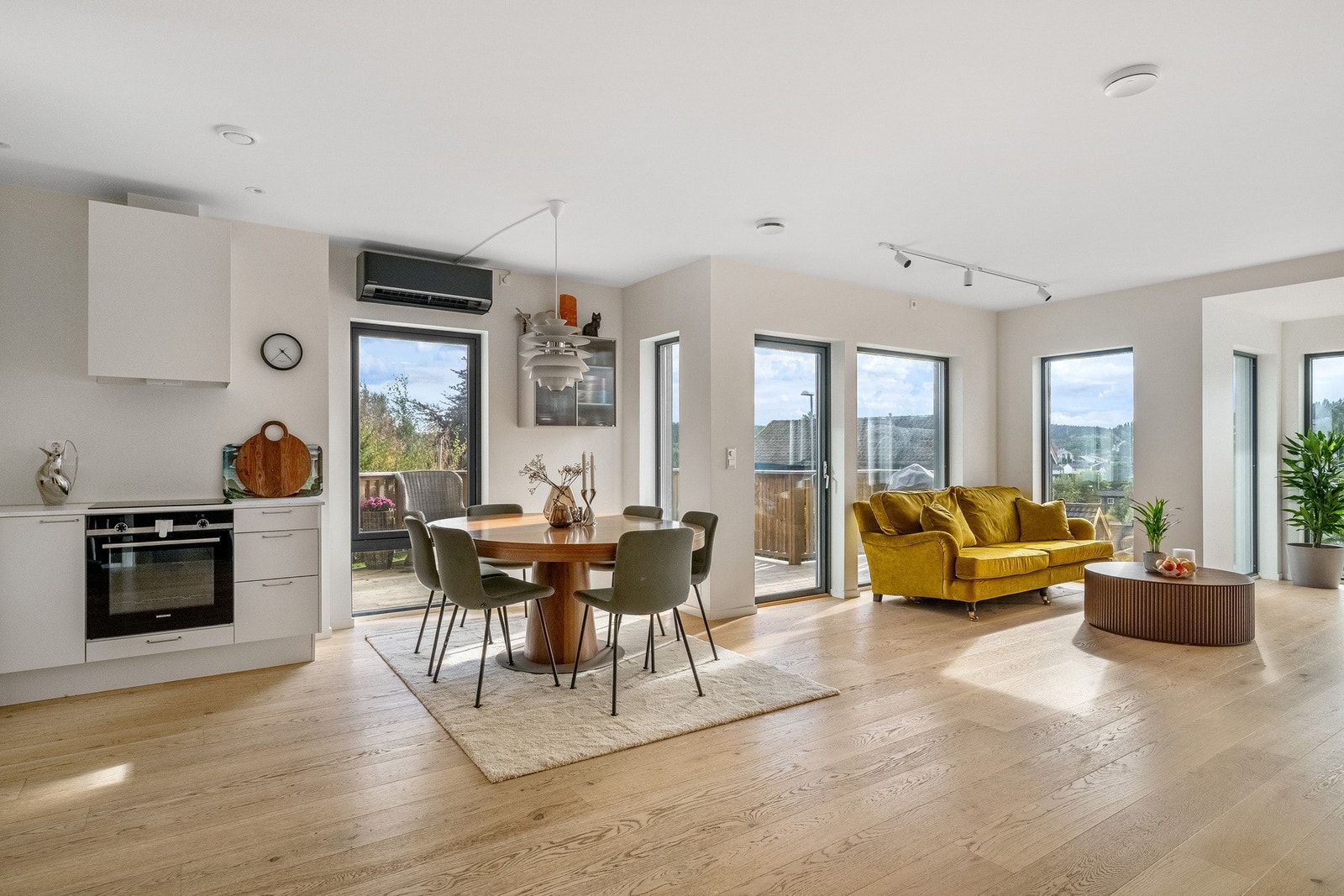 Det er bl.a. montert varmepumpe og spotskinne. Balansert ventilasjon. Galleribilde