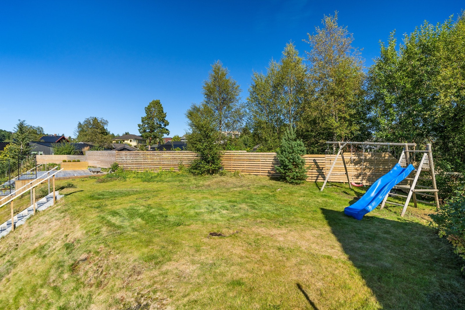 På oversiden følger en egen hage med utsikt og plass til lekeapparater. Trapp ned til markterrasse og inngang til 3. plan. Galleribilde