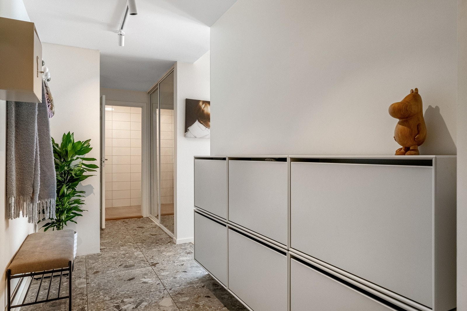 Romslig entré med flotte skoskap fra Montana (medfølger). Galleribilde