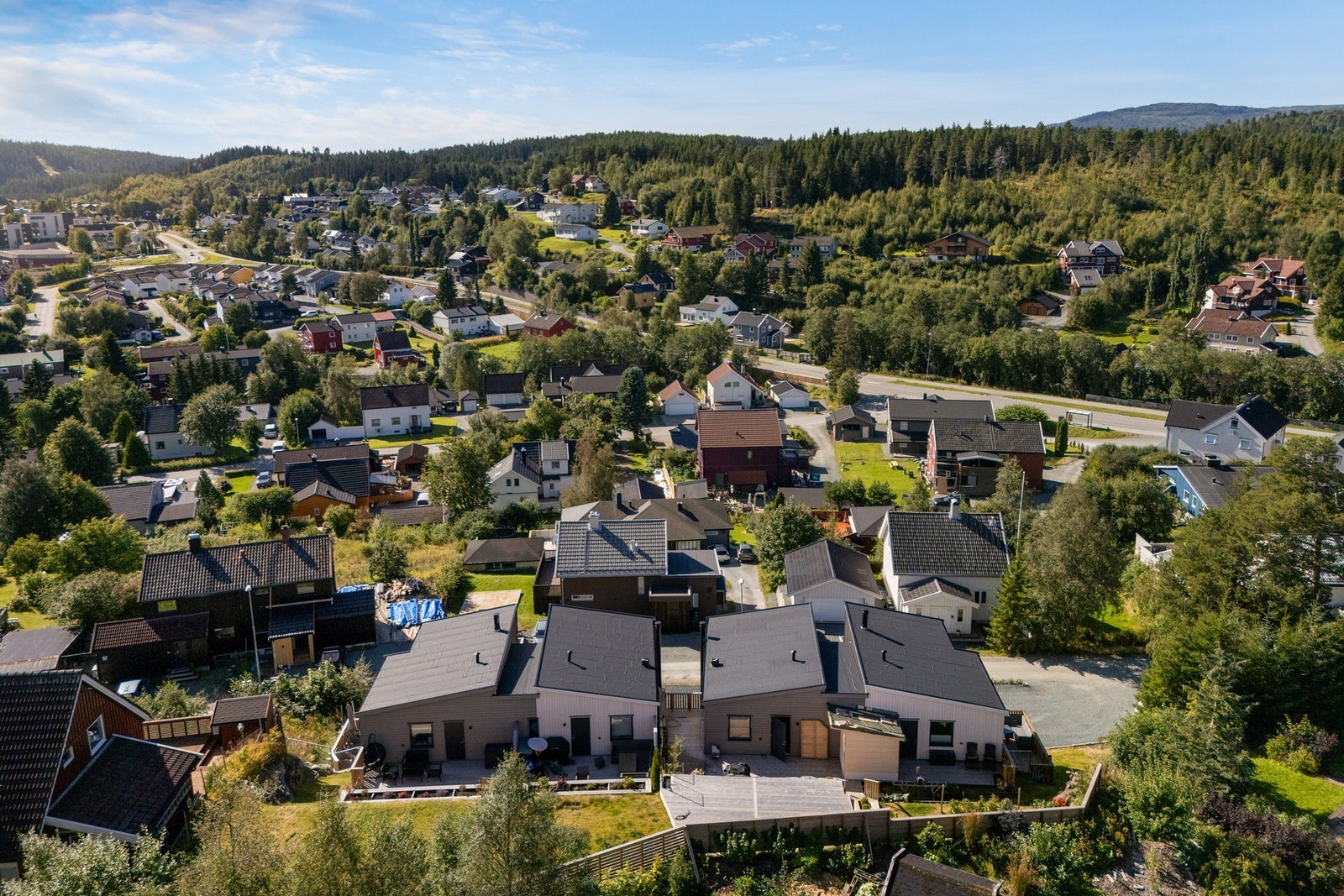 Hjørnebolig på et høydedrag med gode solforhold, hage og utsikt! Bymarka ligger som nærmeste nabo. Galleribilde