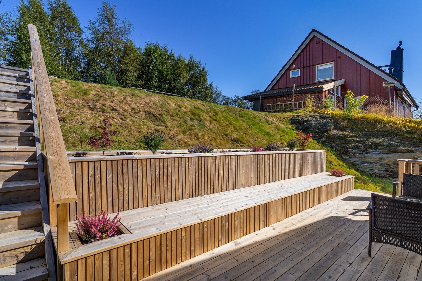 Pent opparbeidet uteområde og terrasse. Galleribilde
