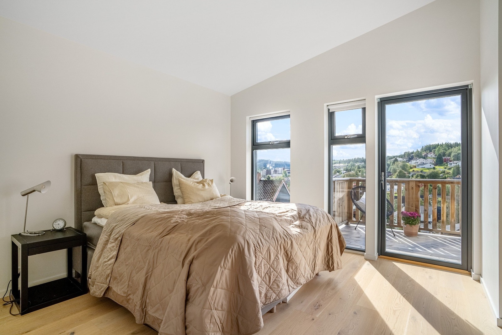 Hovedsoverommet på 3. plan inneholder praktisk garderobeløsning og egen balkong. Galleribilde