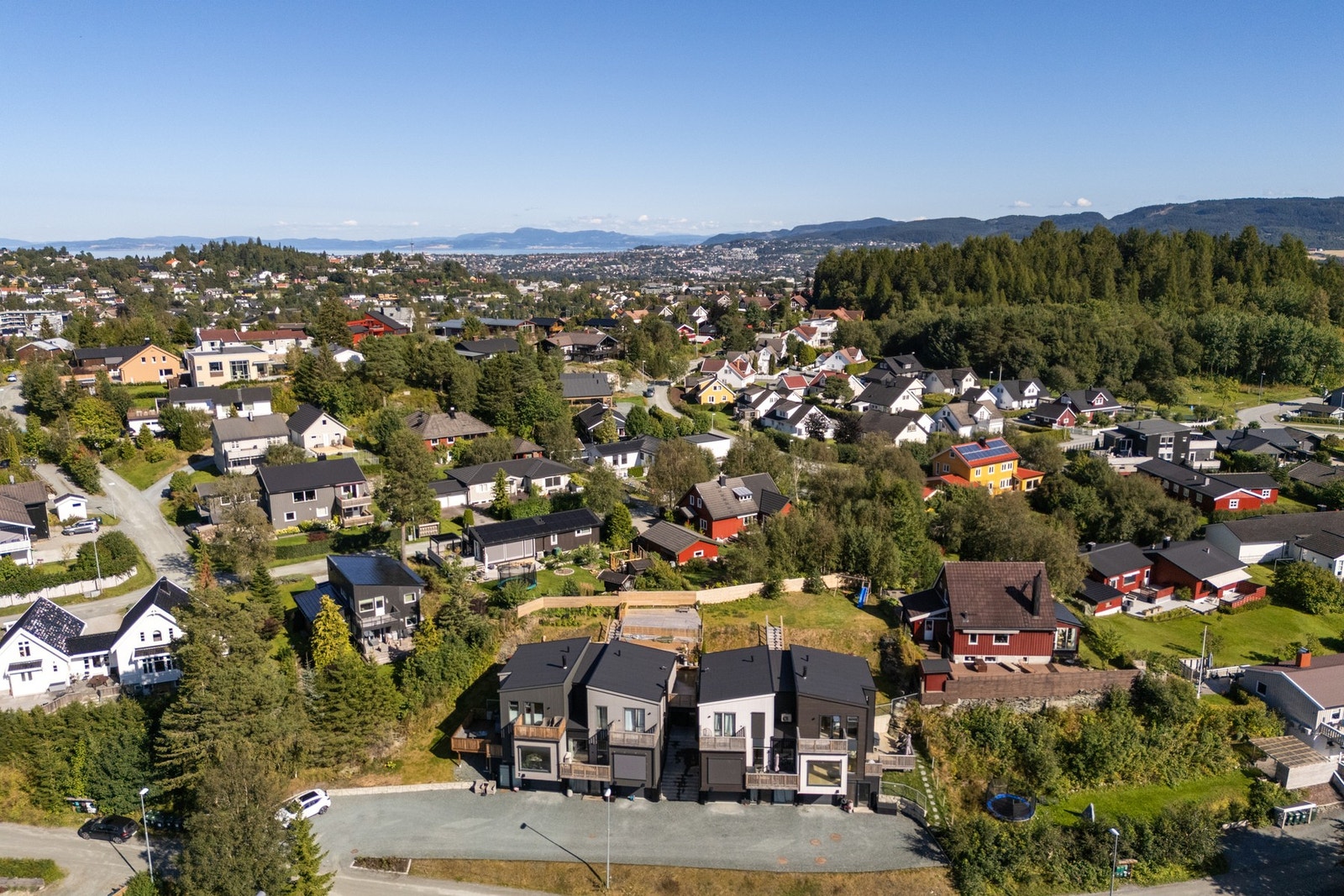 Hjørnebeliggenhet med gode uterom og hage på oversiden. Galleribilde