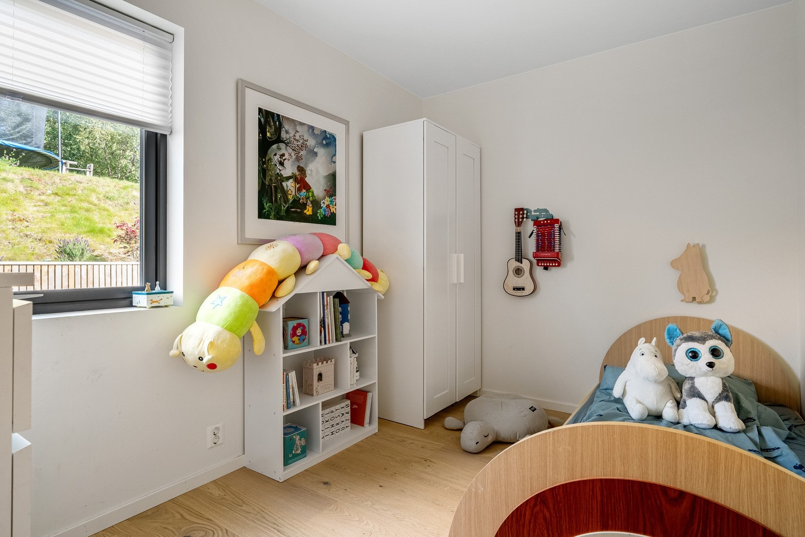 Soverom 3 i 3.etg. på 7.5 kvm. God plass til ønsket møblement, enten ved å innrede som barnerom eller dobbeltseng om ønskelig. Galleribilde