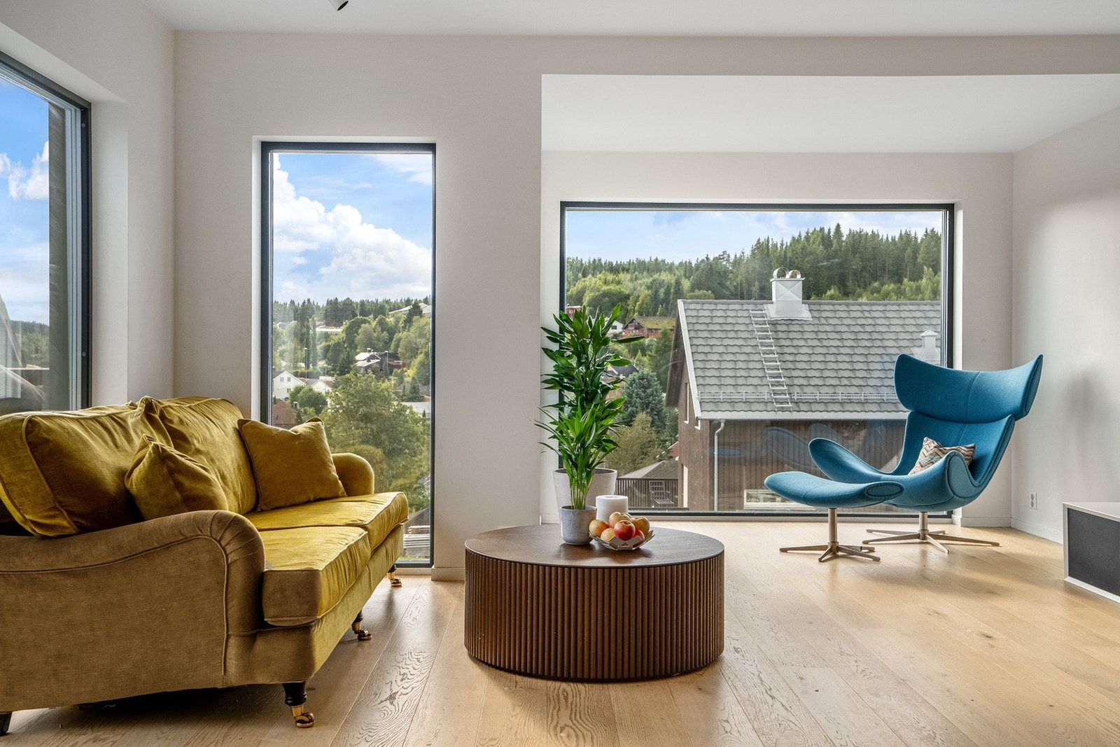 Store vindusflater gir godt lysinslipp som skaper en fin og romslig romfølelse. Galleribilde