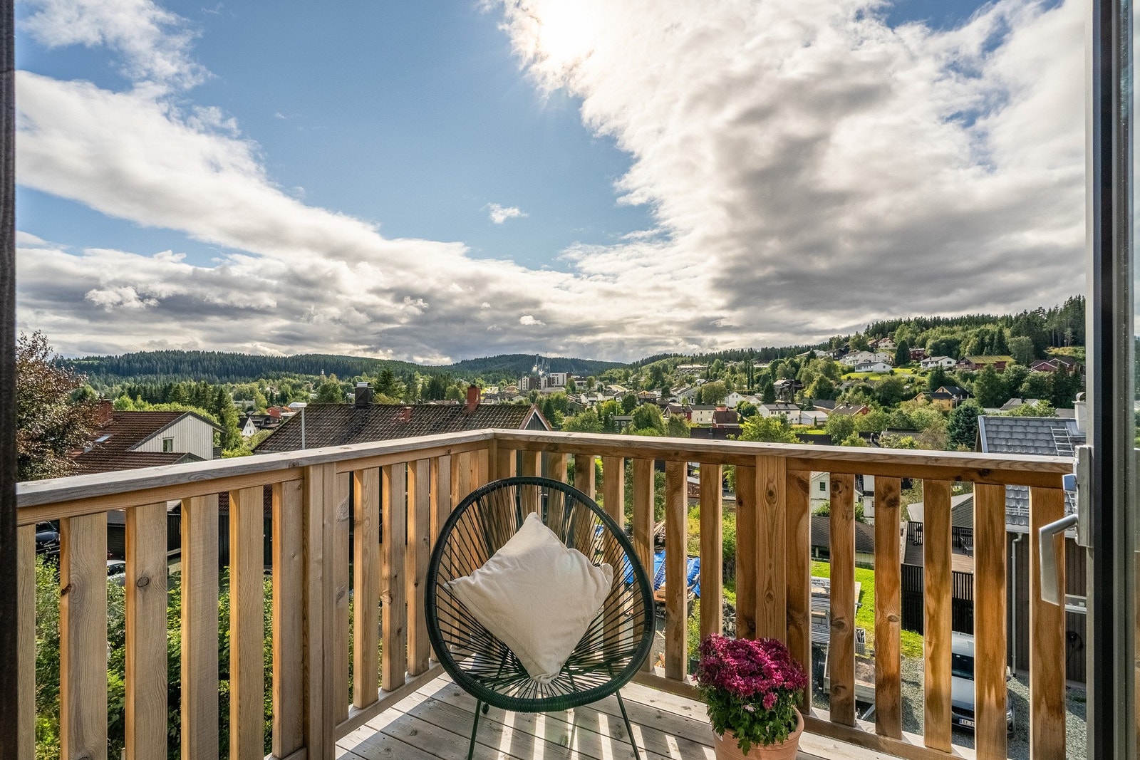 Soverommet har en tilhørende balkong på 6 kvm. med nydelig utsikt. Galleribilde