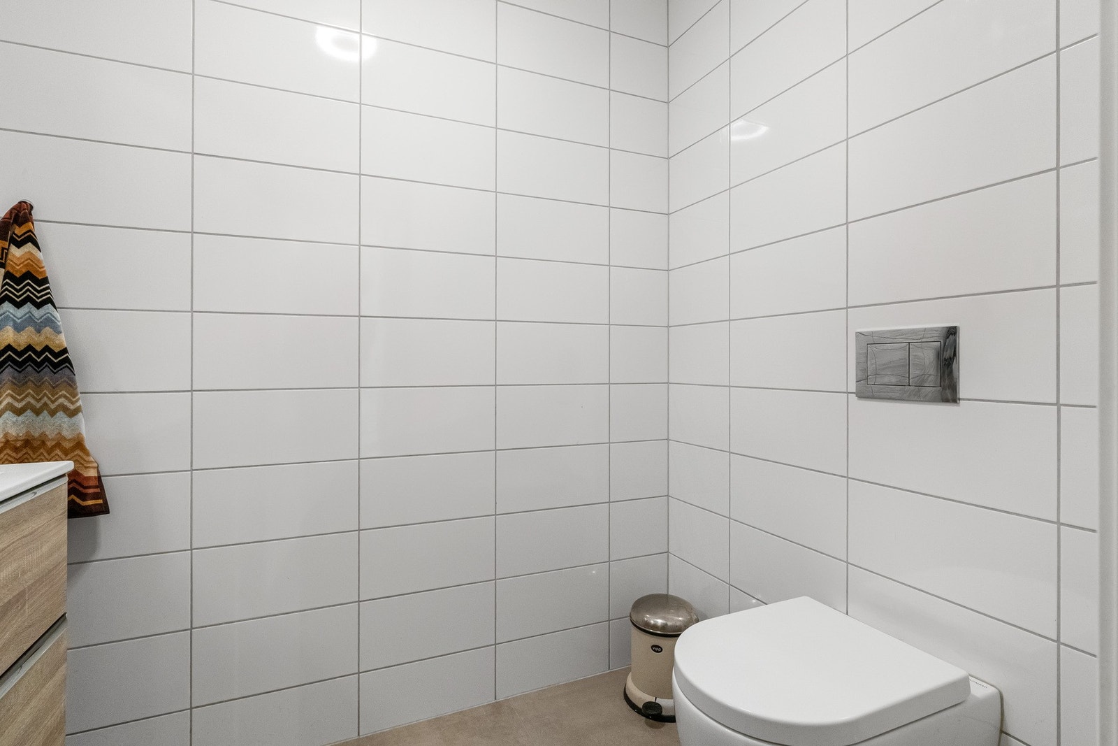 Vegghengt toalett. Galleribilde