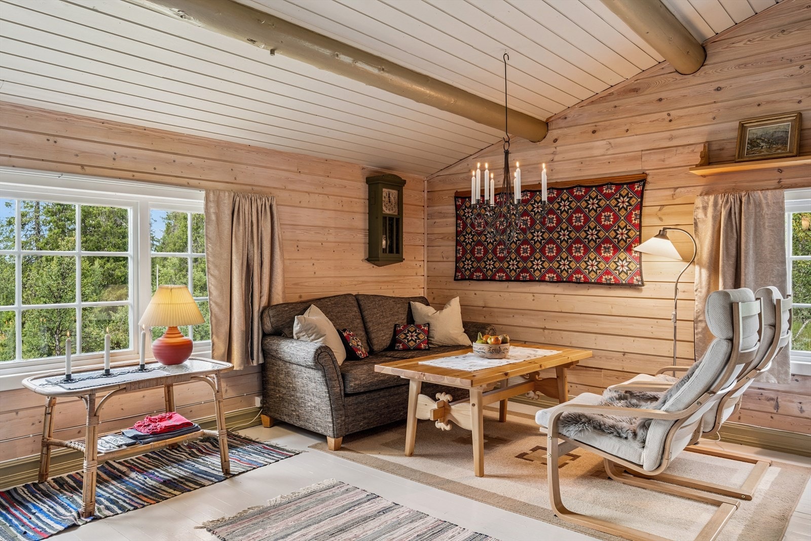 Innvendig består hytta hovedsakelig av malte tregulv, vegger i trepanel og mønet himling med malte tømmeråser. Galleribilde