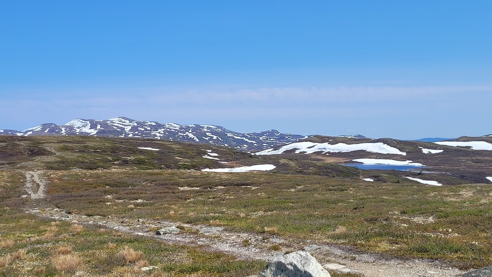 Området kan by på et fint og varierende turterreng, og eiendommen er et flott utgangspunkt for fotturer, toppturer og sykkelturer. (Selgers foto) Galleribilde