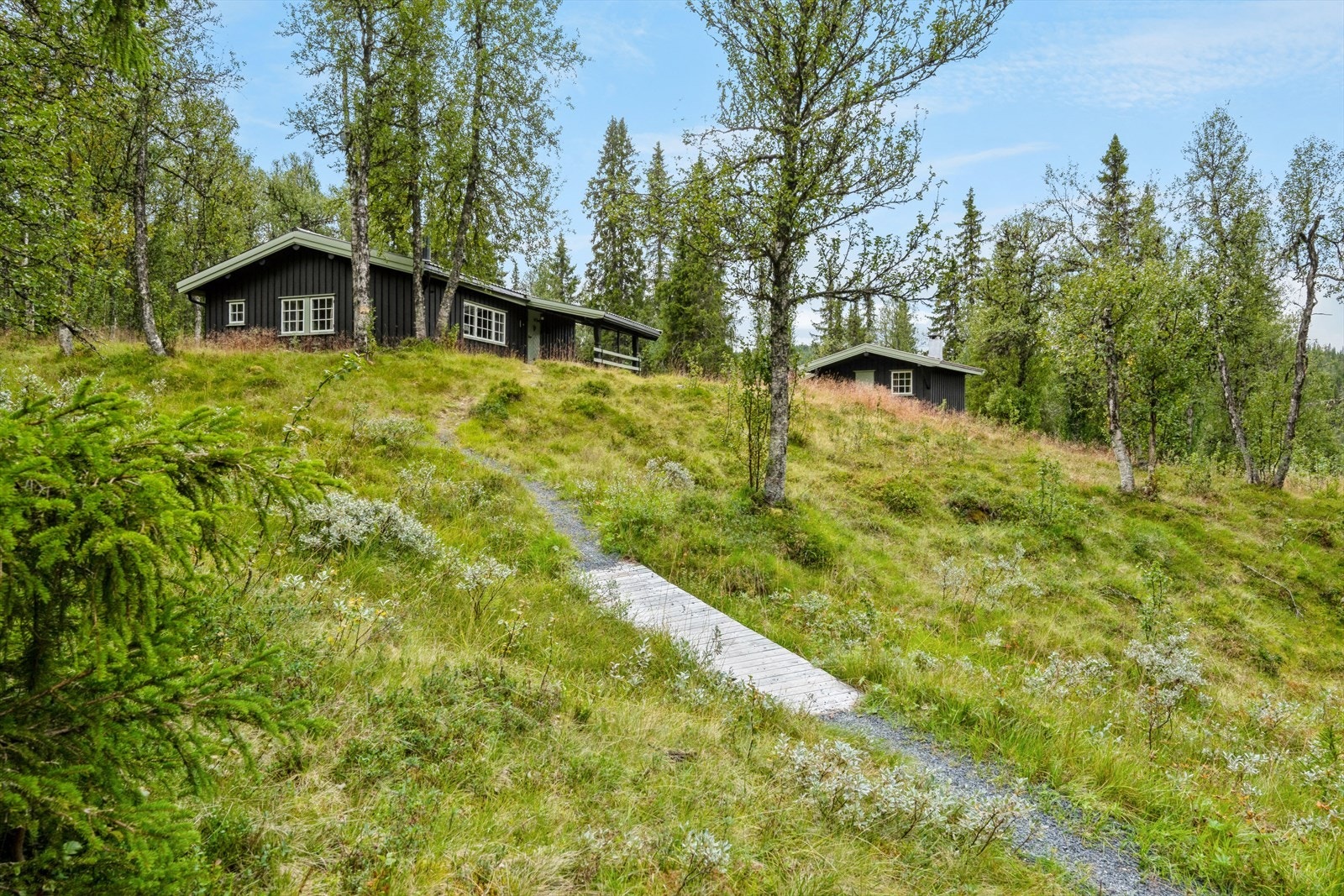 Her får du mulighet til å sikre deg en sjarmerende hytte med anneks, omgitt av flott natur, gode solforhold og fin utsikt mot fjellområdet. Galleribilde