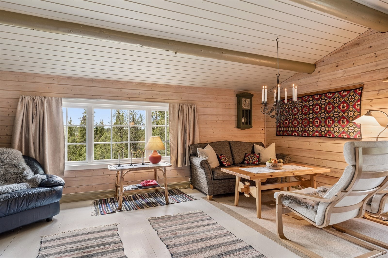 De store vinduene slipper inn rikelig med lys og gir flott utsyn mot naturen utenfor. Galleribilde