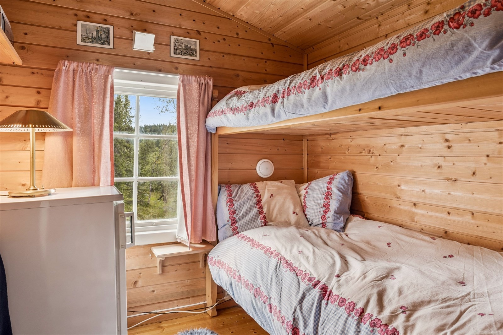 Det andre rommet er innredet med køyeseng og har plass til kjøleskap. Galleribilde