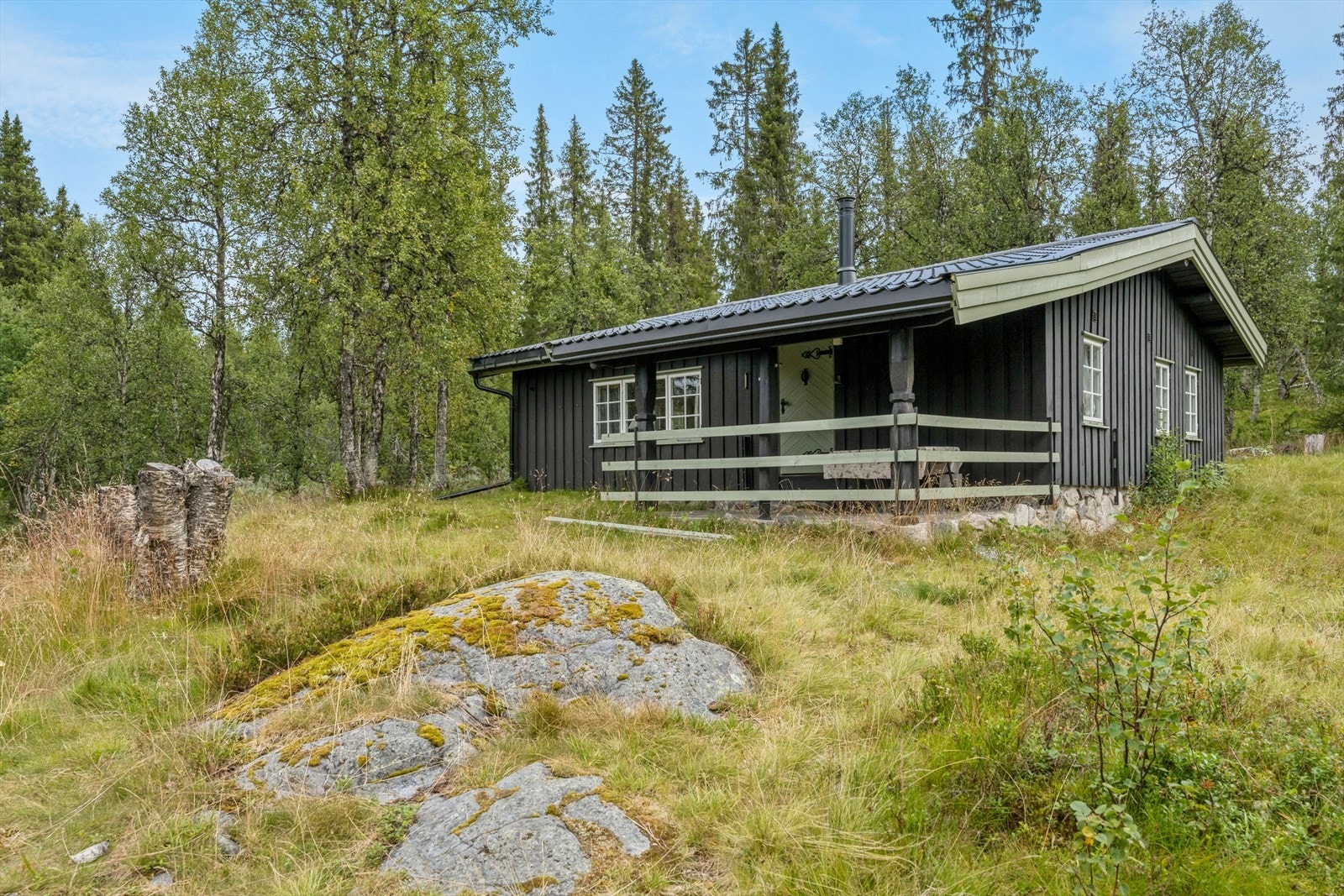 Fritidsboligen har en klassisk hyttestandard, uten innlagt strøm, vann eller avløp. Galleribilde