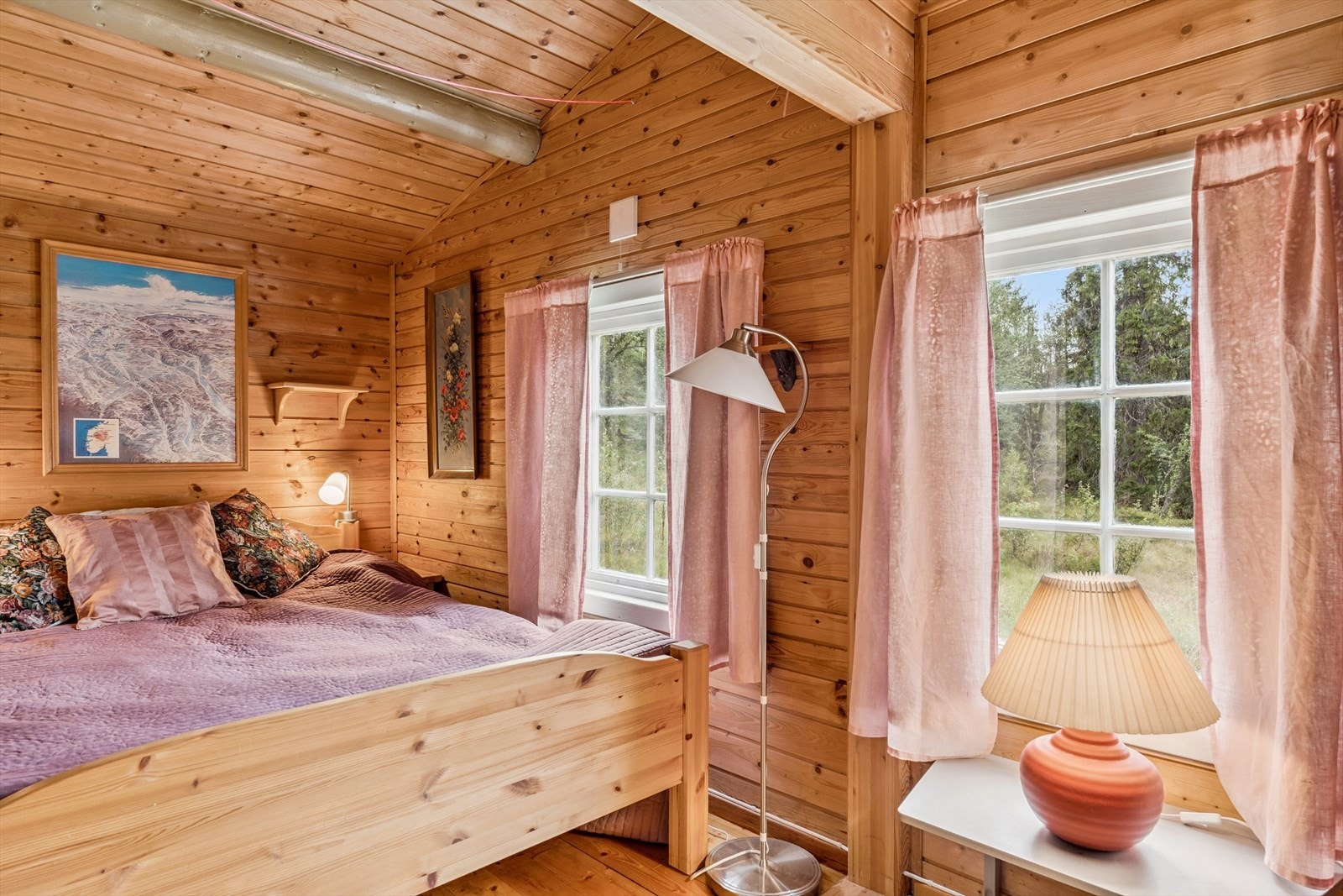 I hytta er det to hyggelige soverom hvor du kan våkne uthvilt og klar for en ny dag på fjellet. Det ene soverommet har dobbeltseng og køyeseng. Soverom 1. Galleribilde