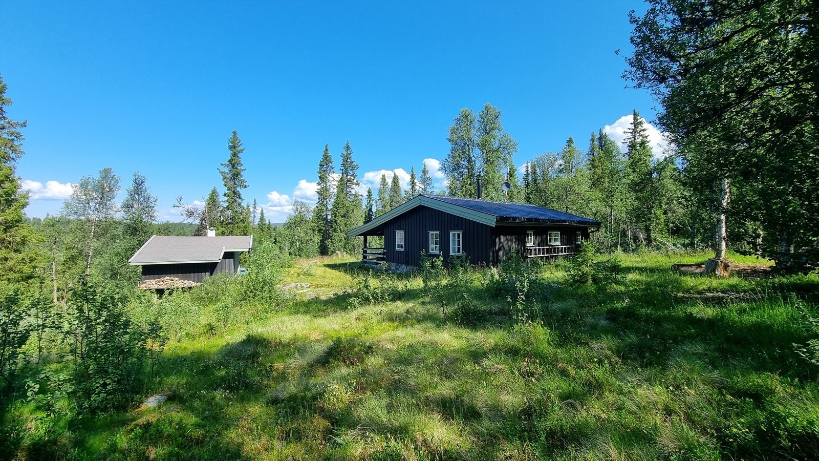 Eiendommen har en romslig tomt med mulighet for mange fine uteplasser og god plass til lek og moro. (Selgers foto) Galleribilde