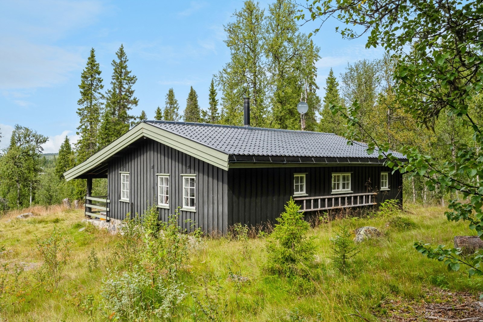 Astriddalssvingen 62 er et sted for deg som ønsker ekte hytteliv, ro og naturnære opplevelser - en eiendom med sjel og potensial, klar for nye eiere. Velkommen på visning! Galleribilde