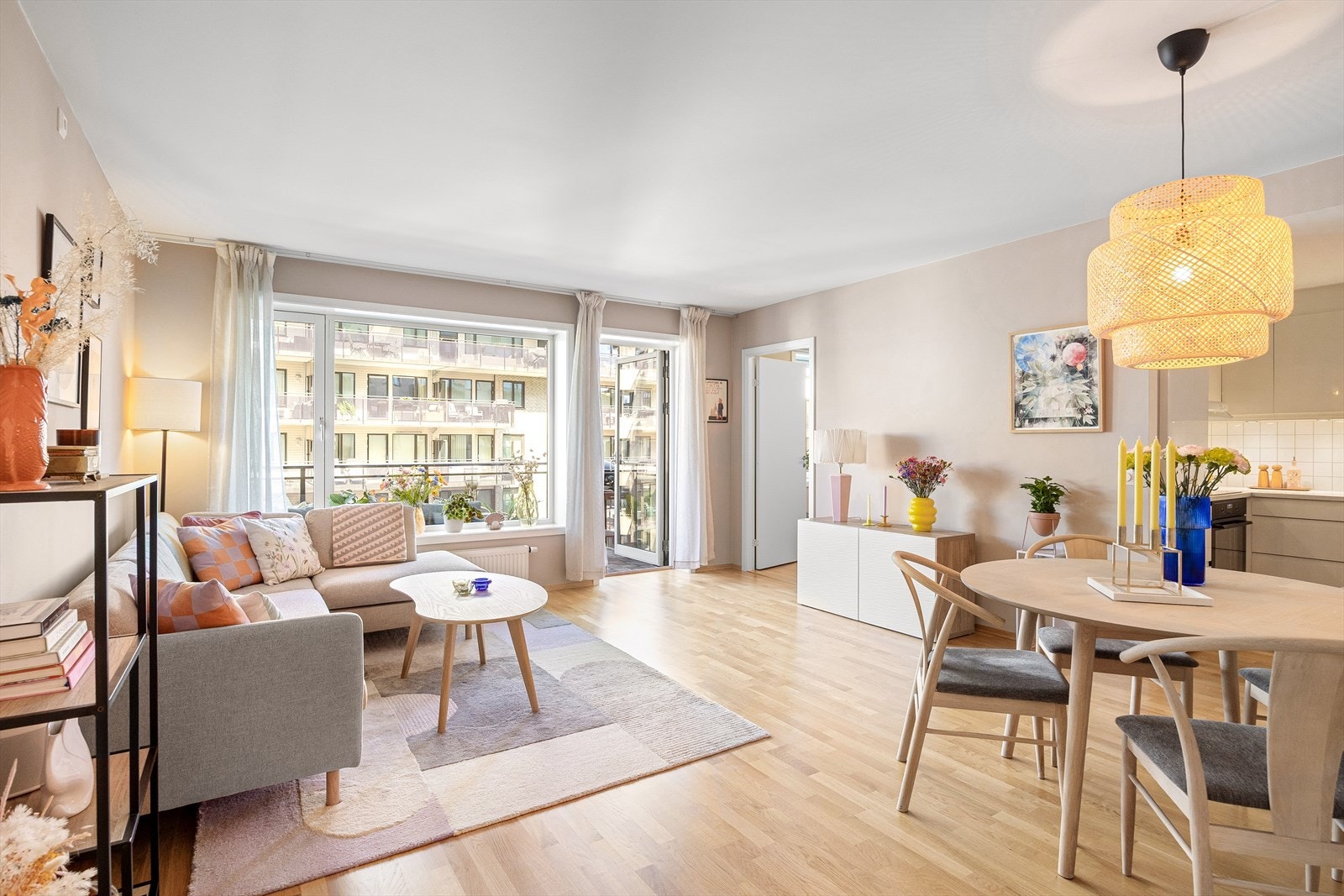 Den åpne planløsningen gir fleksible møbleringsmuligheter med plass til sofagruppe, TV-løsning og spisebord. Galleribilde