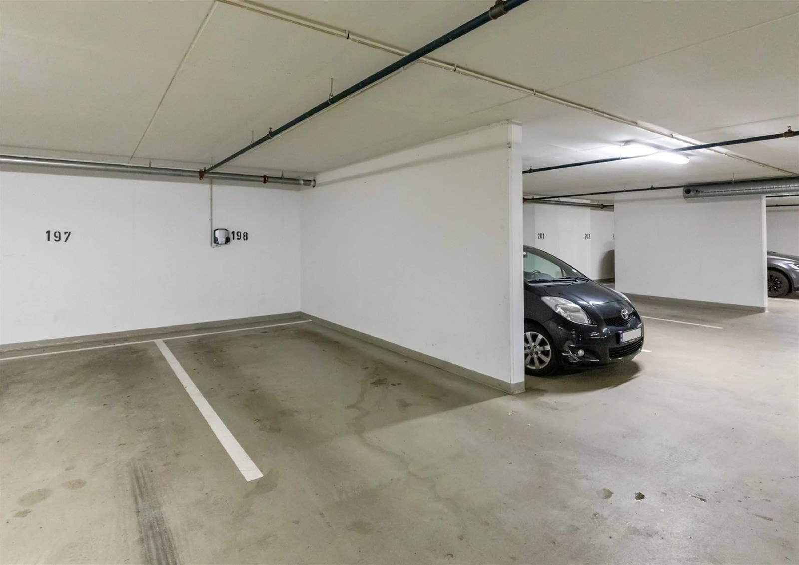 Det medfølger en garasjeplass med elbillader, merket med nr. 198. Galleribilde