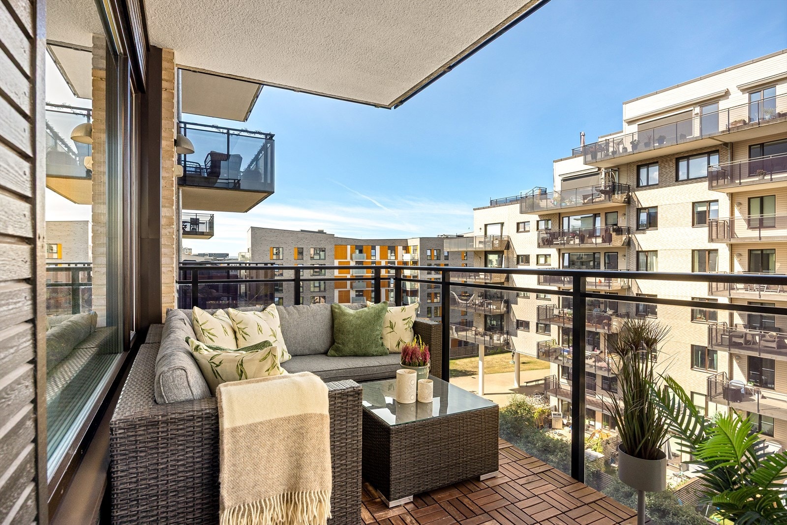 Fra stuen er det utgang til en solrik, vestvendt balkong på ca. 8,4 m². Galleribilde