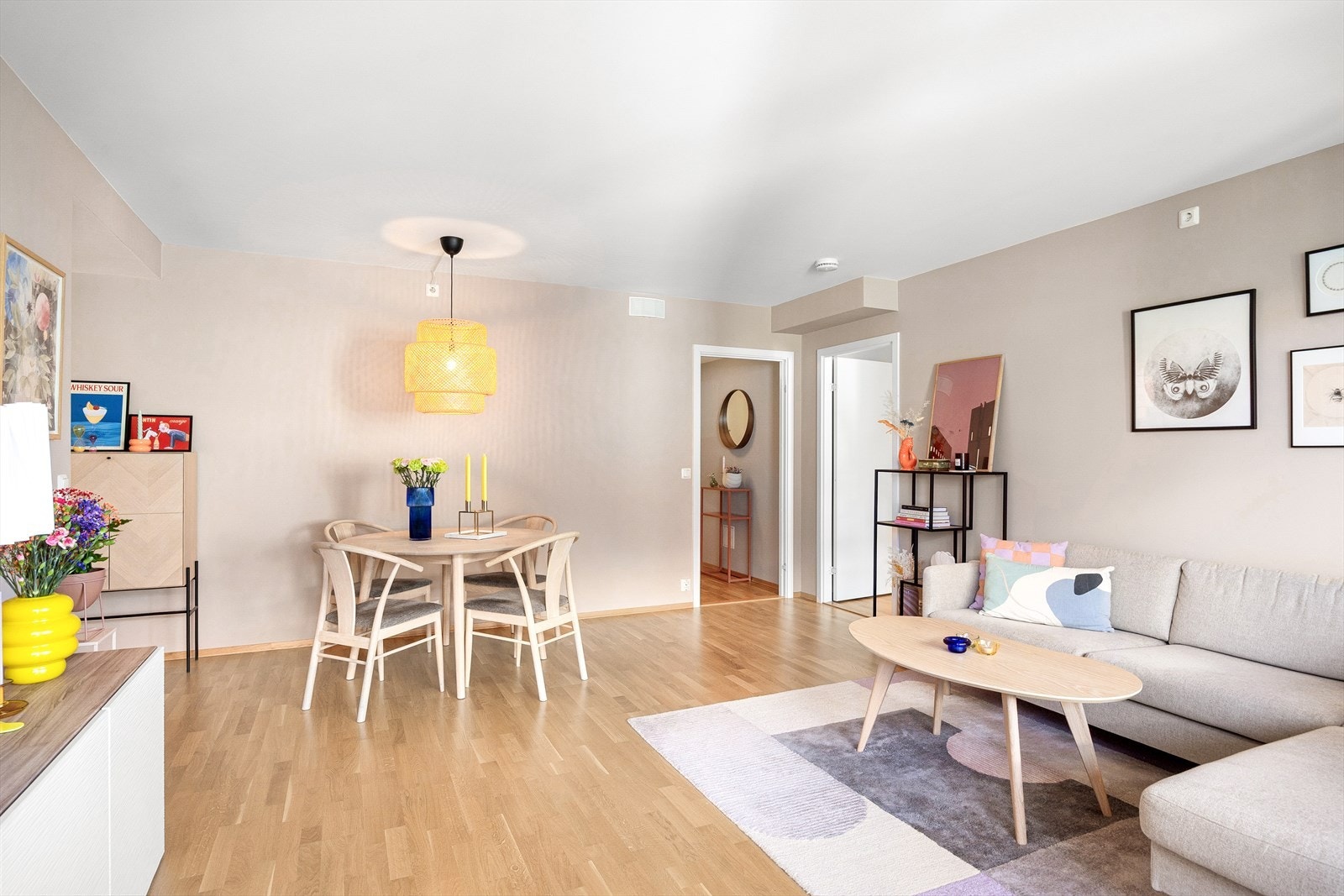 Stuen har også plass til et hyggelig spisebord, perfekt for måltider og sosiale sammenkomster. Galleribilde