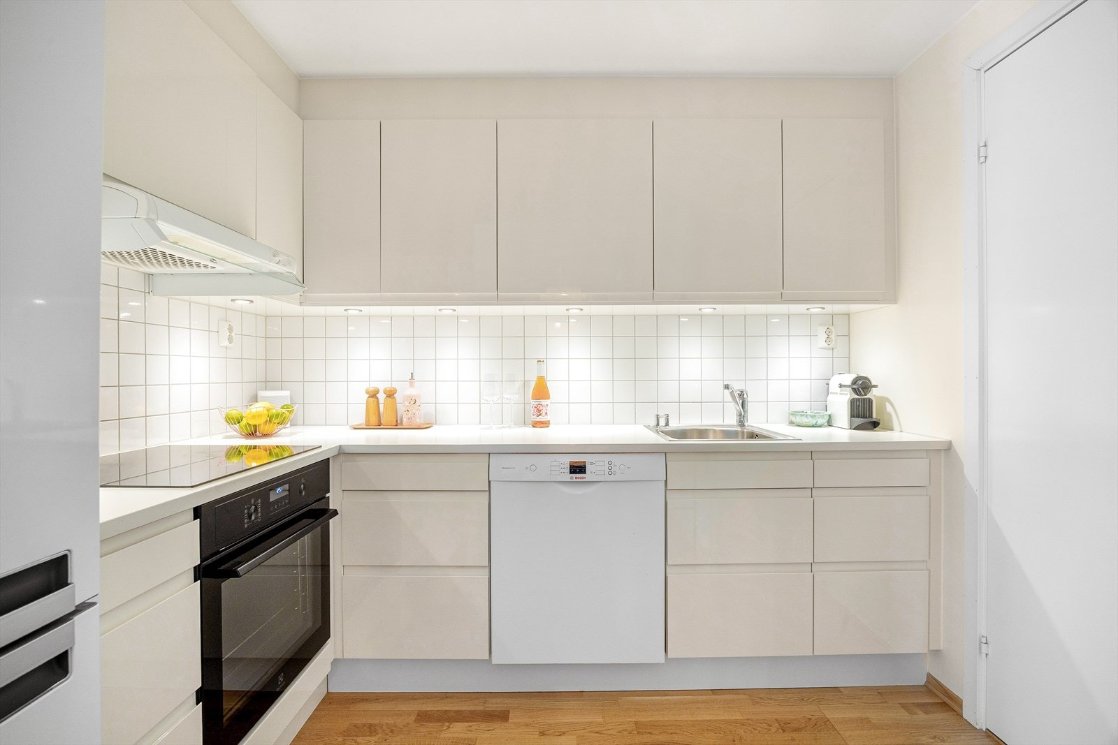 Moderne HTH-kjøkken med god skap- og benkeplass. Innredningen har høyglans, glatte fronter, laminat benkeplate og nedfelt oppvaskkum med ettgreps svingbart blandebatteri. Galleribilde