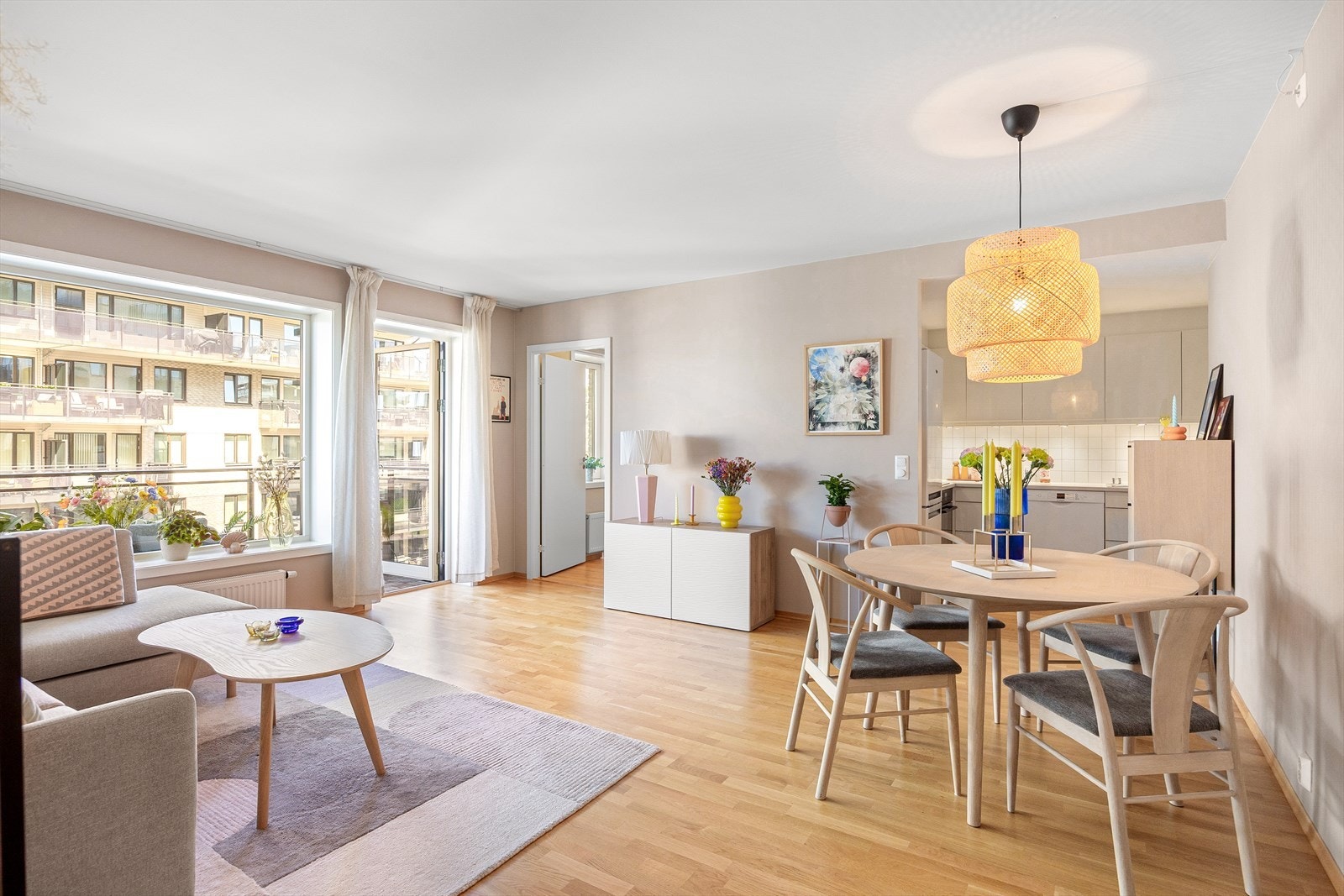 Stuen fremstår lys og luftig med store vindusflater som gir rikelig med naturlig lys. Galleribilde