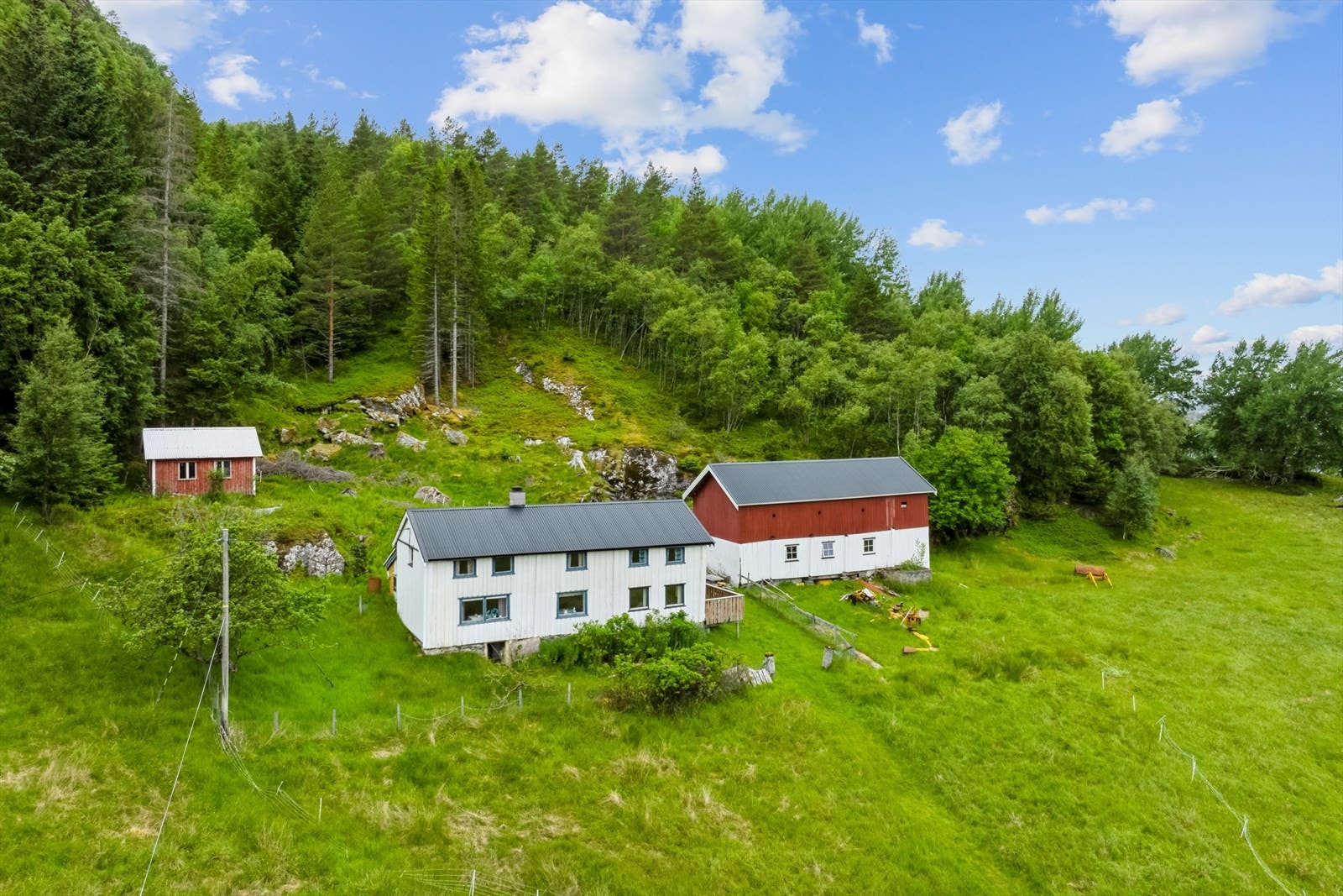 På det opprinnelige gårdstunet står det i dag et sjelfullt, eldre våningshus, et enkelt uthus og et romslig fjøs Galleribilde