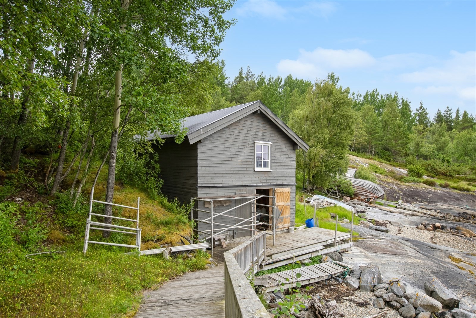 Foran naustet er det terrasse, og denne er knyttet sammen med båtbrygga Galleribilde