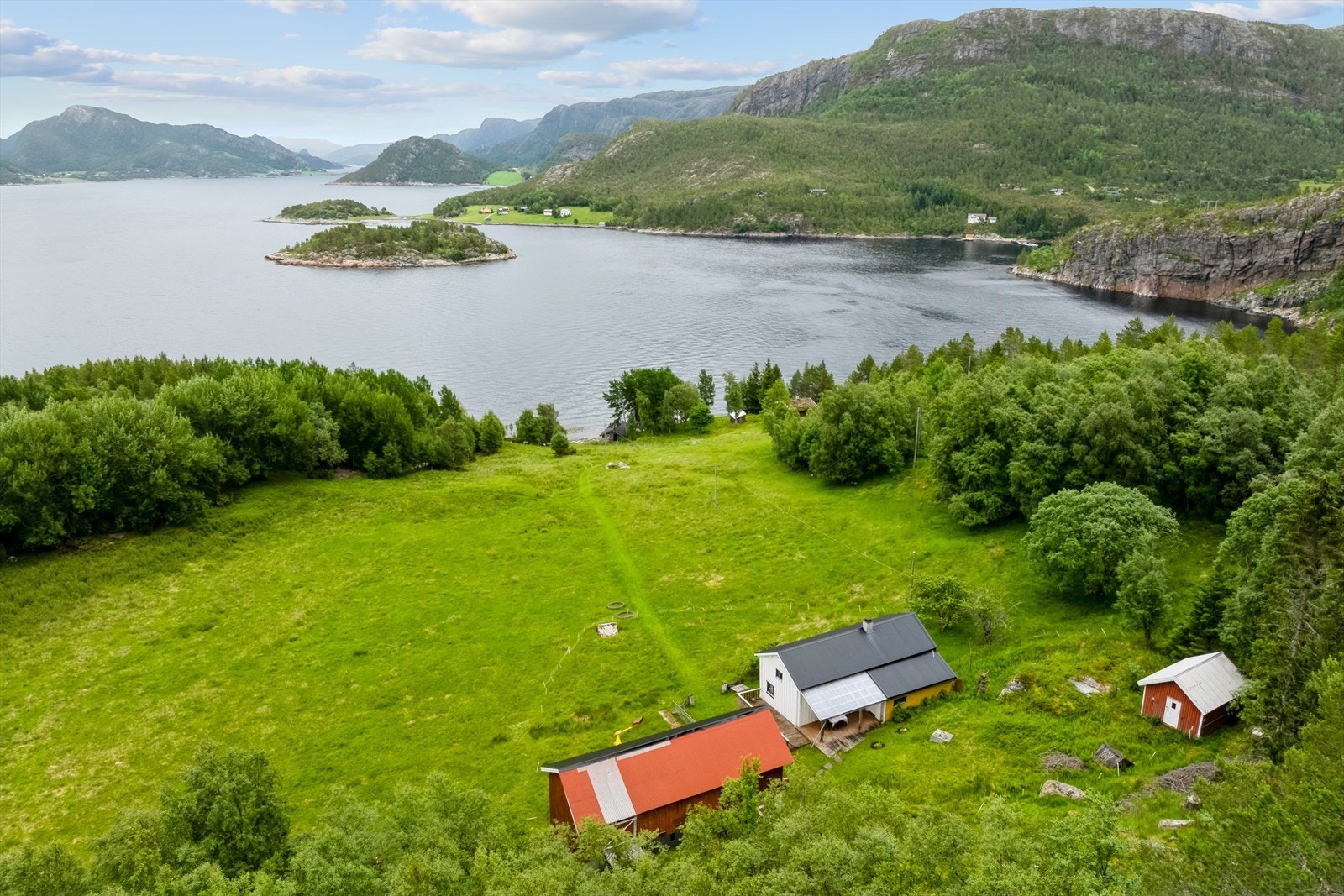 Velkommen til Flesvikveien 288 - en fredfull og idyllisk eiendom med mange muligheter Galleribilde