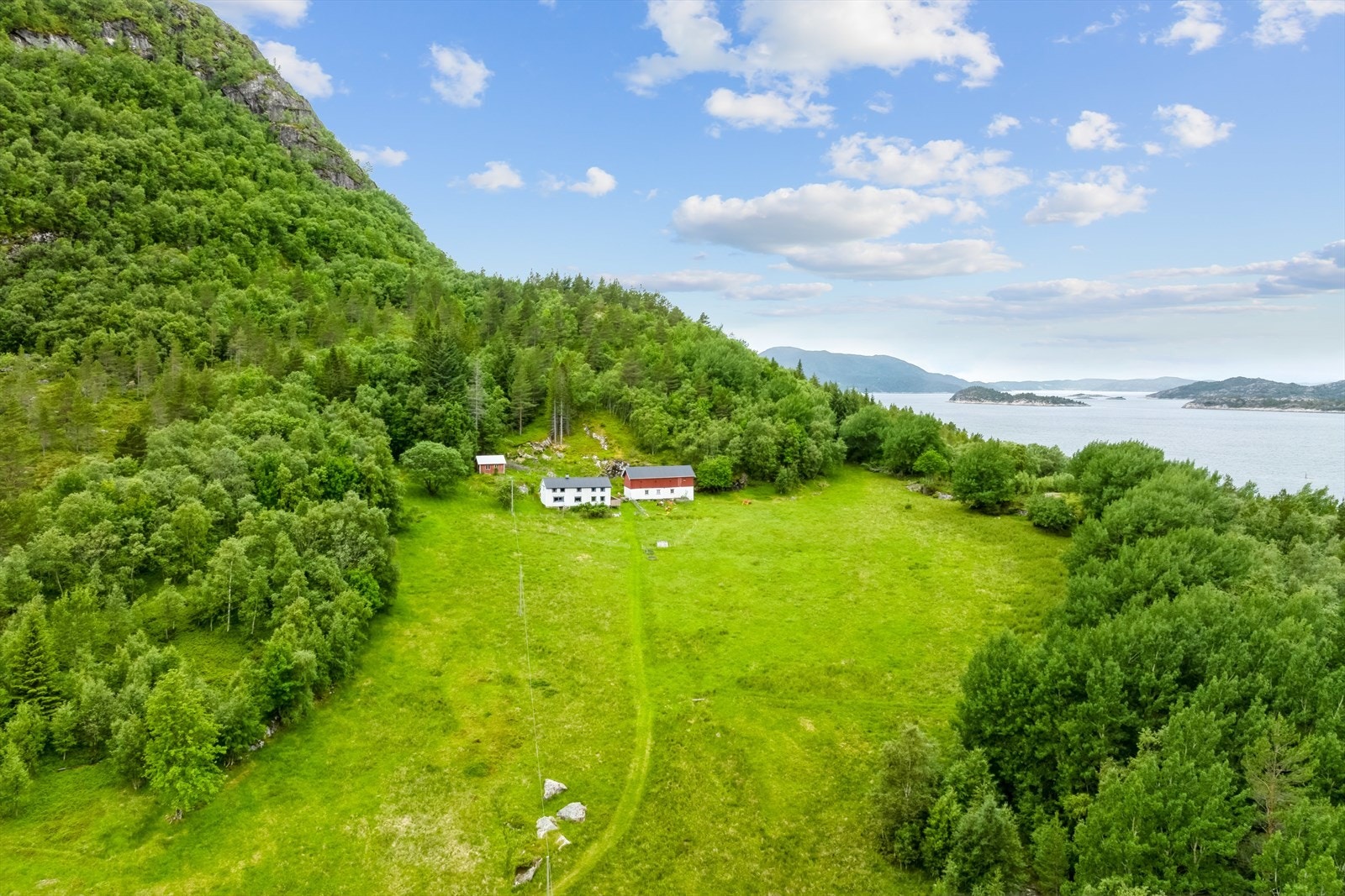 I enden av en koselig tursti ligger det et gammelt småbruk Galleribilde