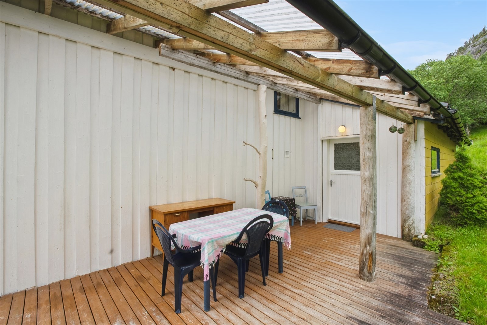 Boligen har en lun, overbygd terrasse i tilknytning til inngangspartiet. Galleribilde