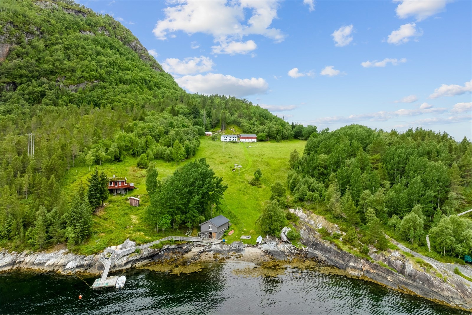 Bygningene ligger perfekt plassert oppi lia, kun en rolig spasertur fra sjøkanten Galleribilde