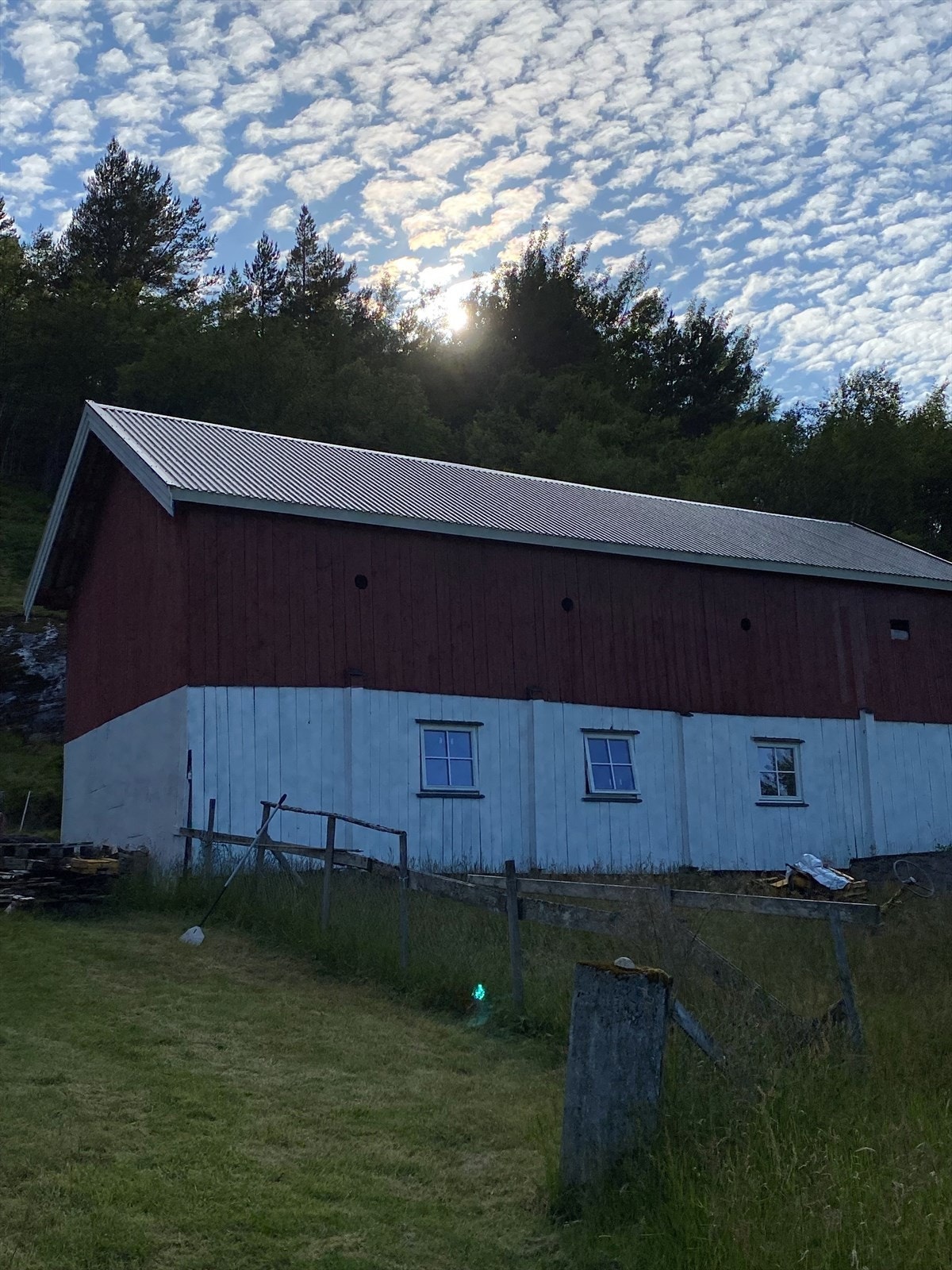 Låven er på ca. 129 kvm og har flere boder/lagerrom Galleribilde