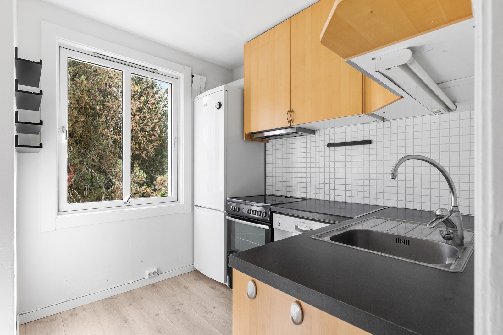 Kjøkkenet er innredet med glatte fronter og benkeplate er av laminat. Galleribilde