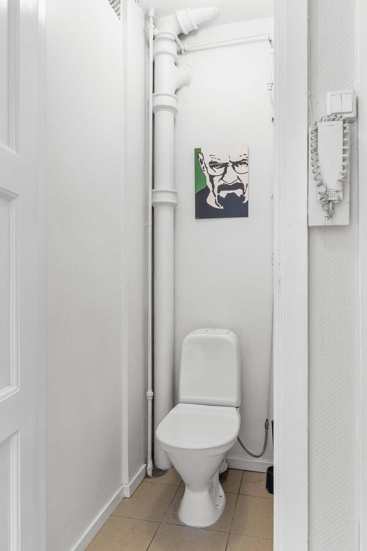 Leiligheten har et eget toalettrom ved entré. Galleribilde