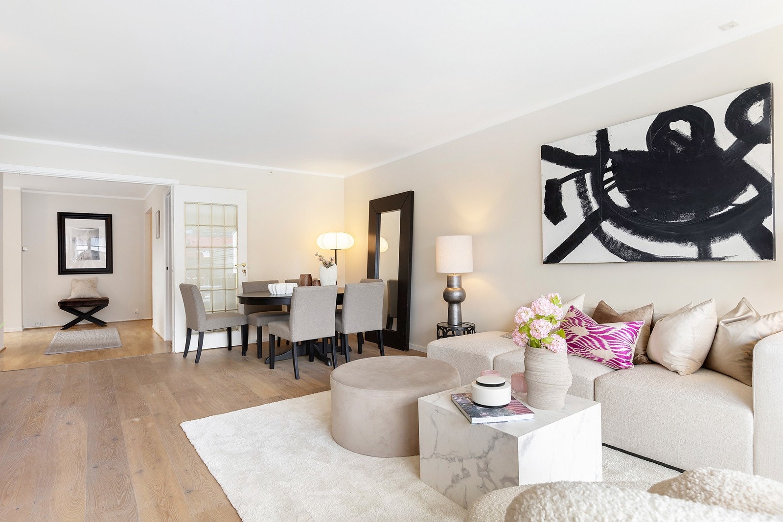 Lys og romslig stue med flere møbleringsmuligheter. Her er det god plass til både sofagruppe og spisebord. Stuen oppleves som godt skjermet uten innsyn Galleribilde