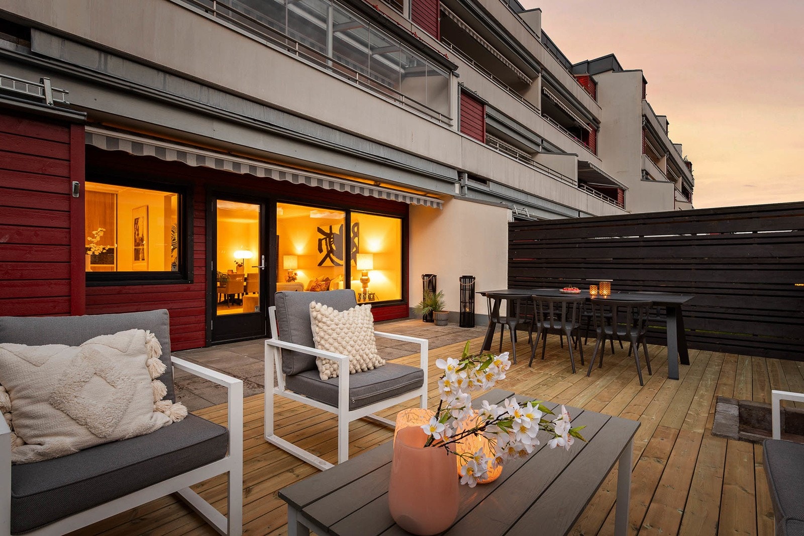 Fra stuen er det utgang til en vestvendt terrasse på hele 41m² med gode solforhold. Her er det god plass til ønsket møblement og grill hvor man kan invitere venner og familie til hyggelige sammenkomster. Galleribilde