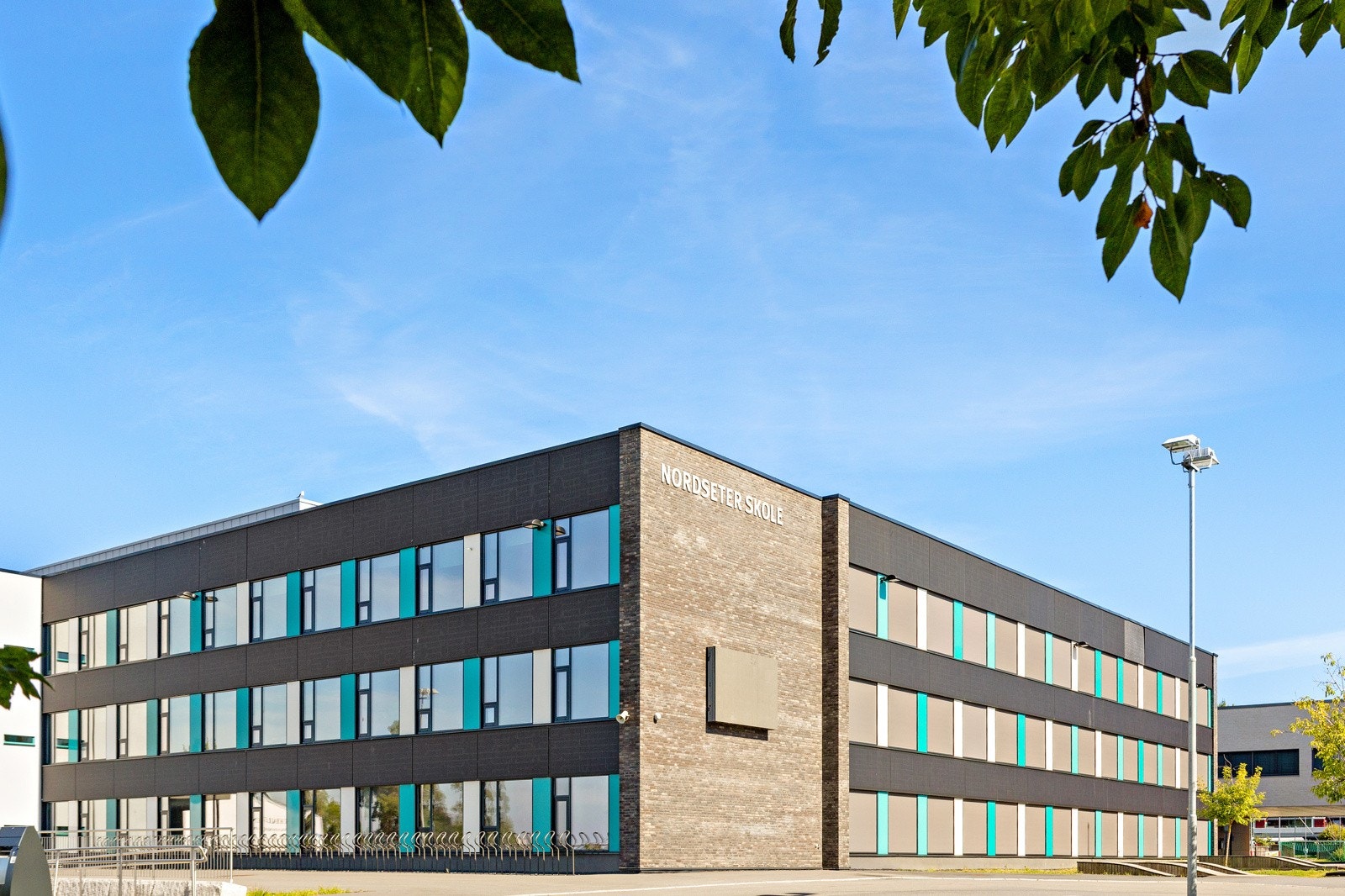 Fra leiligheten er det kort gangavstand til Nordseter barne- og ungdomsskole. Det finnes et godt utvalg av barnehager i området. Galleribilde